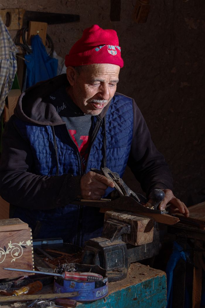 Menuisier artisan travaillant dans un atelier