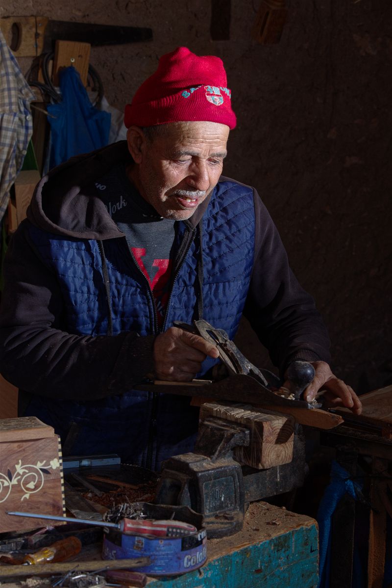 Artisan du bois travaillant dans son atelier