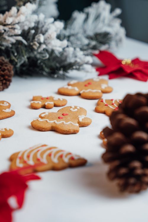 Free Delicious gingerbread cookies with holiday decorations, perfect for Christmas festivities. Stock Photo