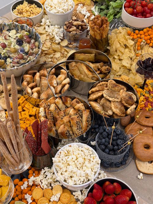 Assortiment de snacks faits maison pour un apéro économique