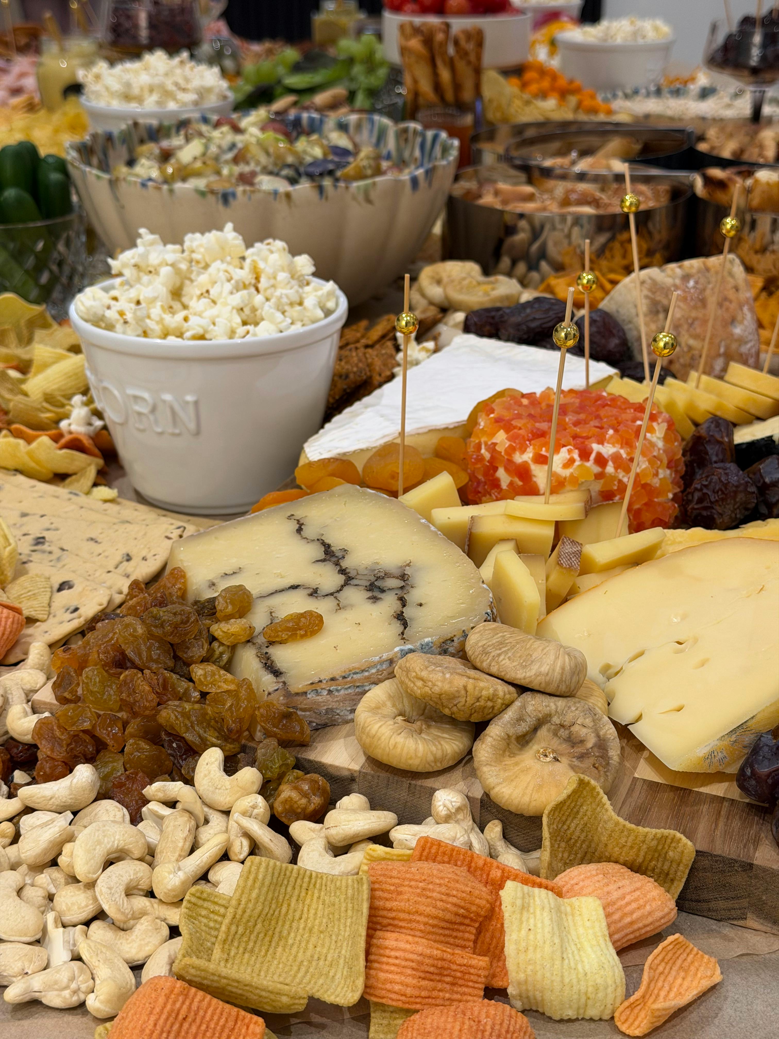 Gratuit Un somptueux assortiment de fromages fins, de snacks et de friandises variées présenté sur un plateau décoré. Photos