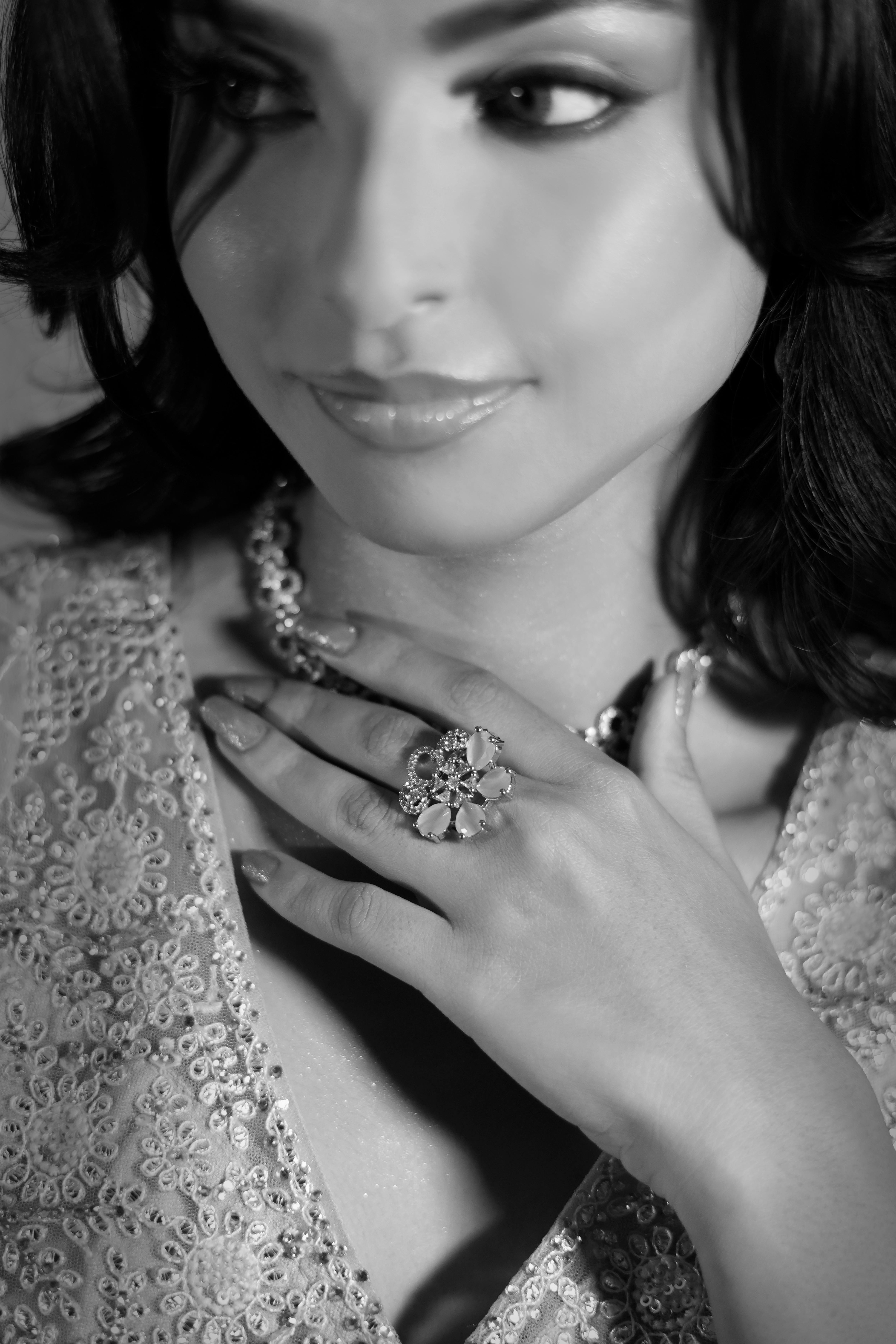 De franc Retrat en blanc i negre d'una dona elegant amb un anell floral i un vestit de puntes, que fa gala d'elegància. Foto d'estoc