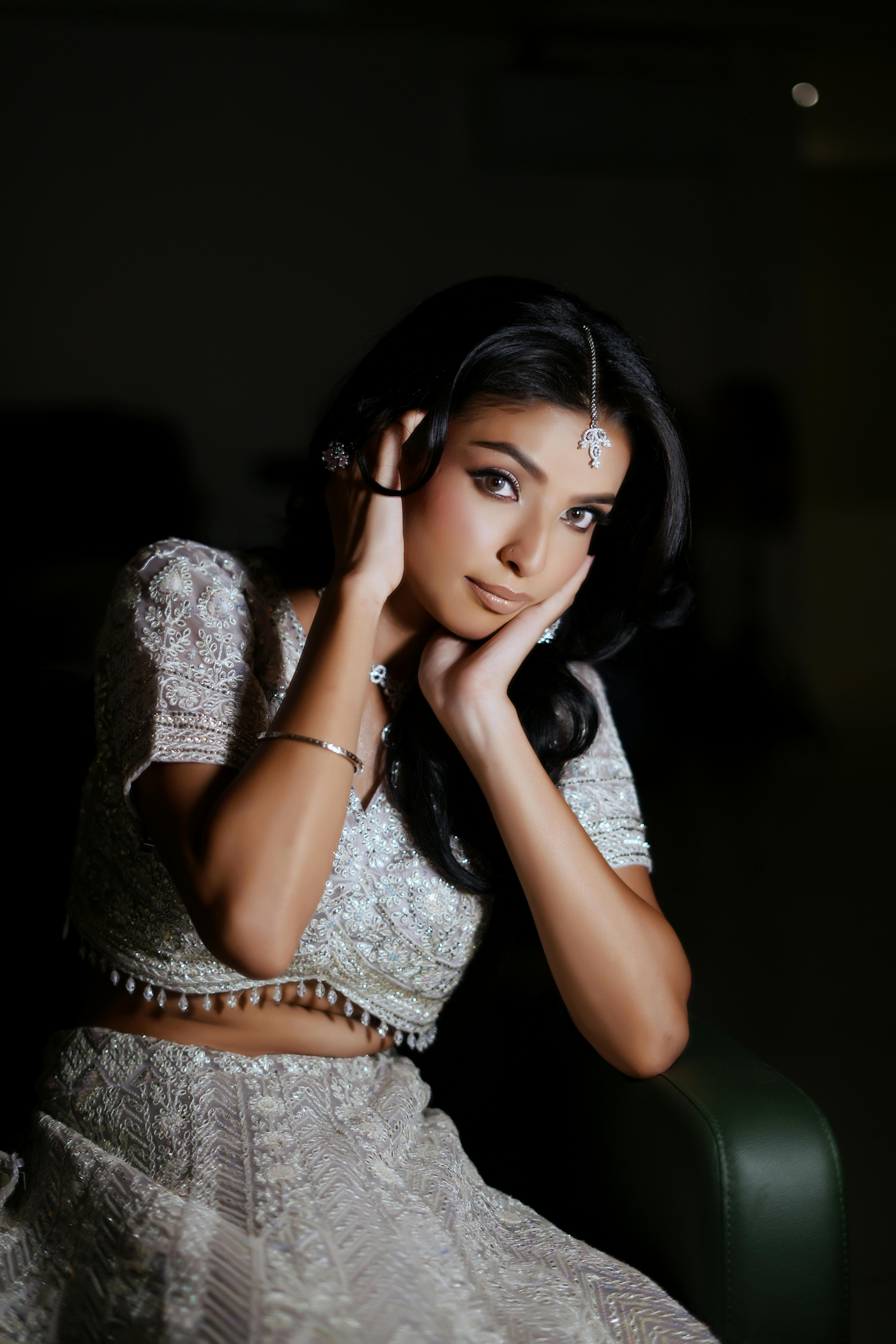 De franc Bella dona índia posant elegantment amb vestit tradicional a l'interior. Foto d'estoc