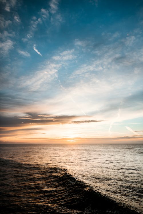 Бесплатное стоковое фото с вертикальный выстрел, волна, восход