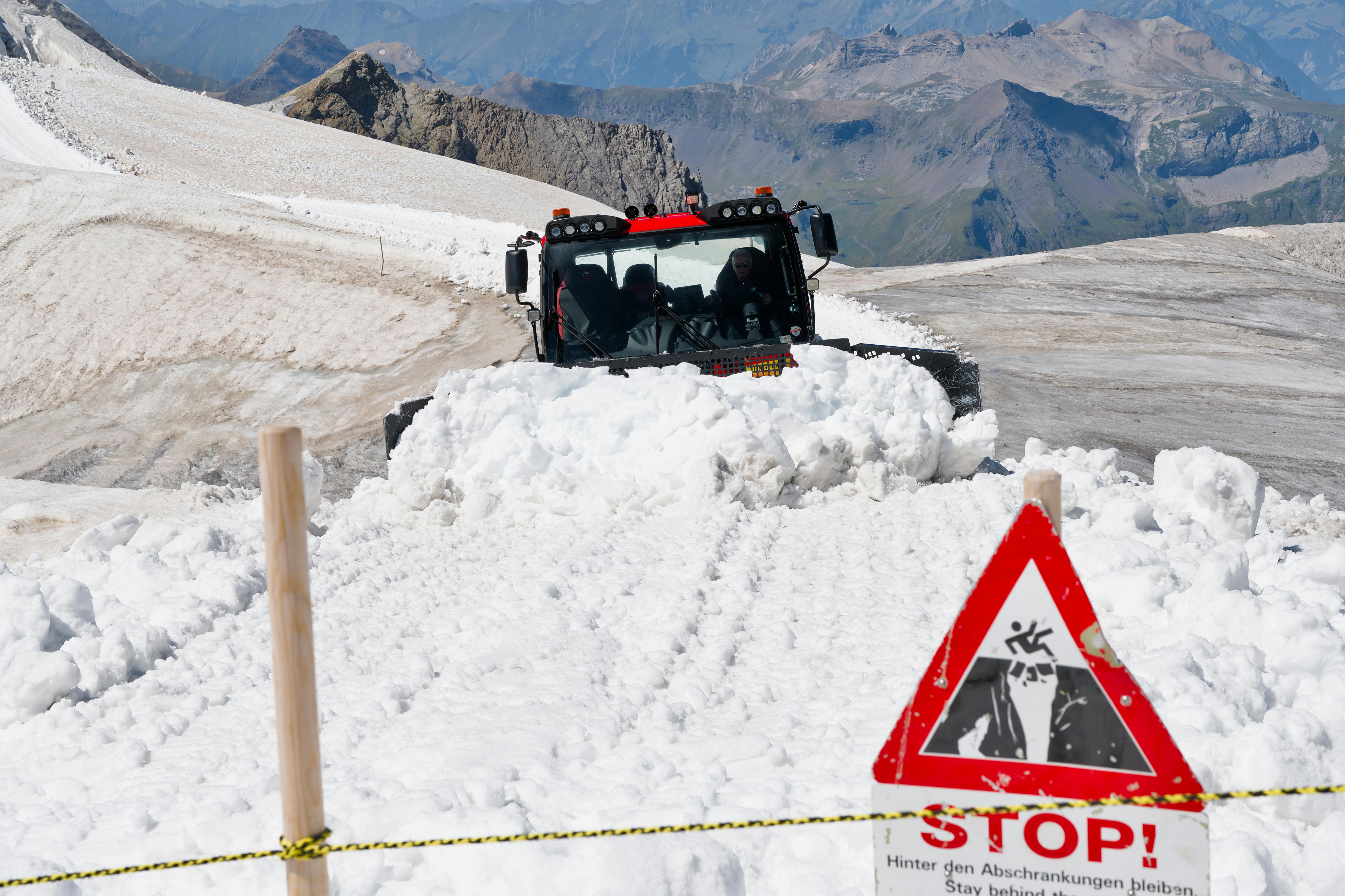 heavy snow warning which states — Photo by Jean-Paul Wettstein on Pexels