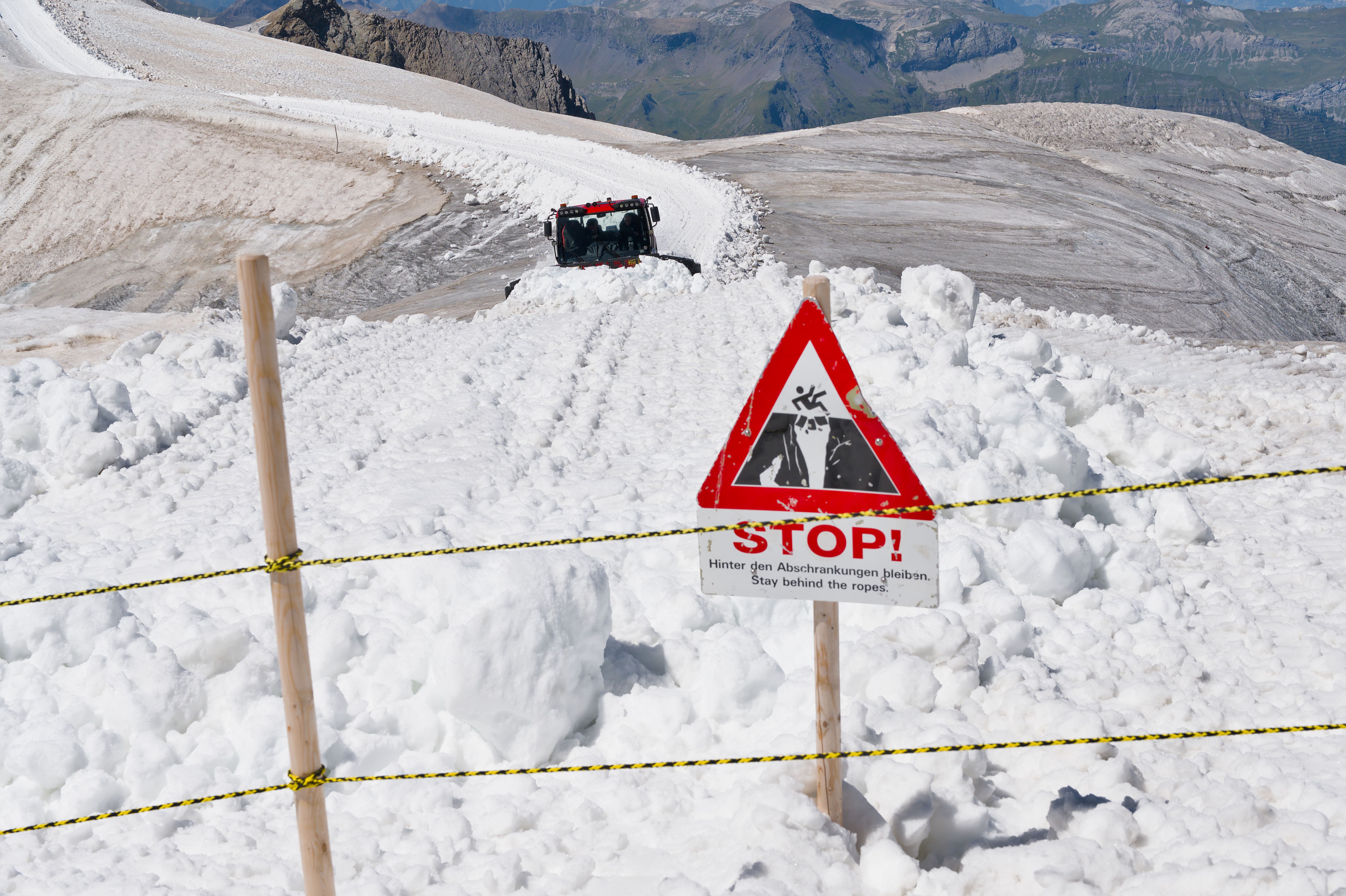 heavy snow warning which states — Photo by Jean-Paul Wettstein on Pexels