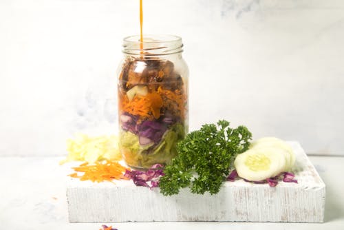 Gratis stockfoto met glazen pot, kip, salade