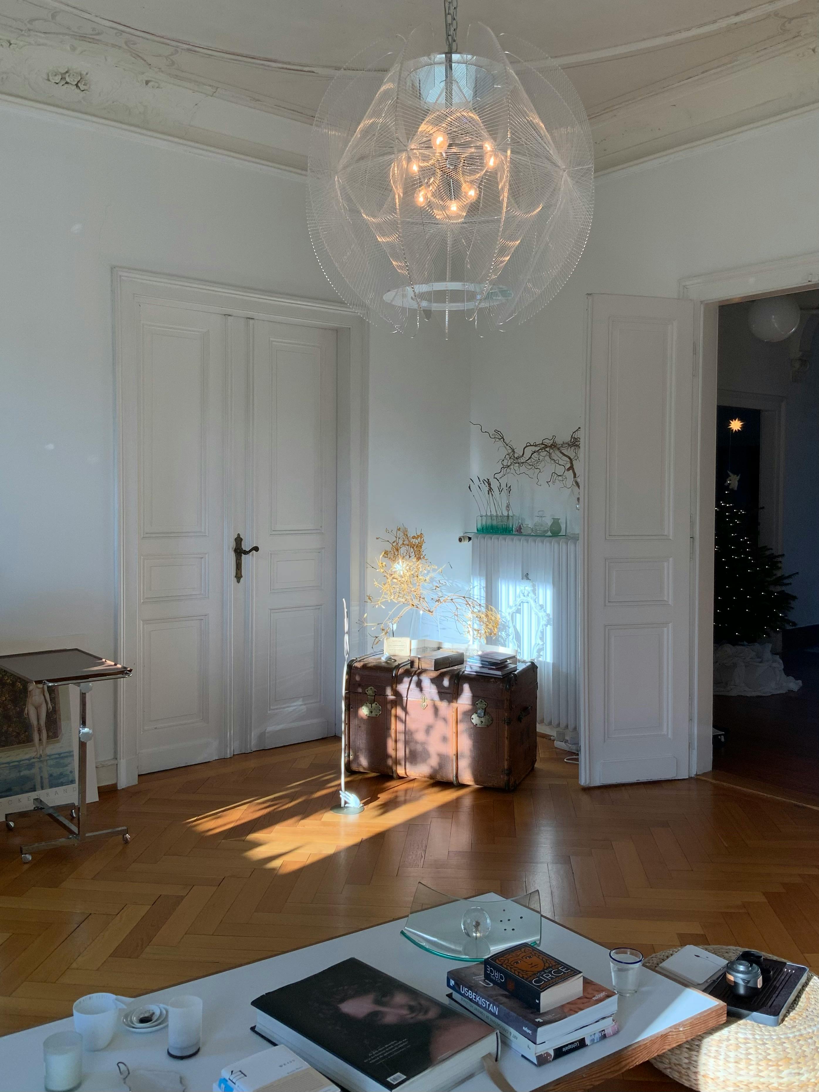 De franc Habitació assolellada amb llum contemporània i terres de fusta, decoració elegant i llibres. Foto d'estoc