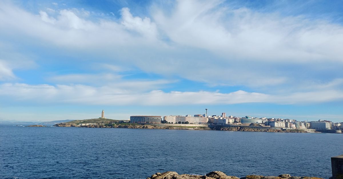 Vista panorámica de la costa de A Coruña con la Torre de Hércules al fondo