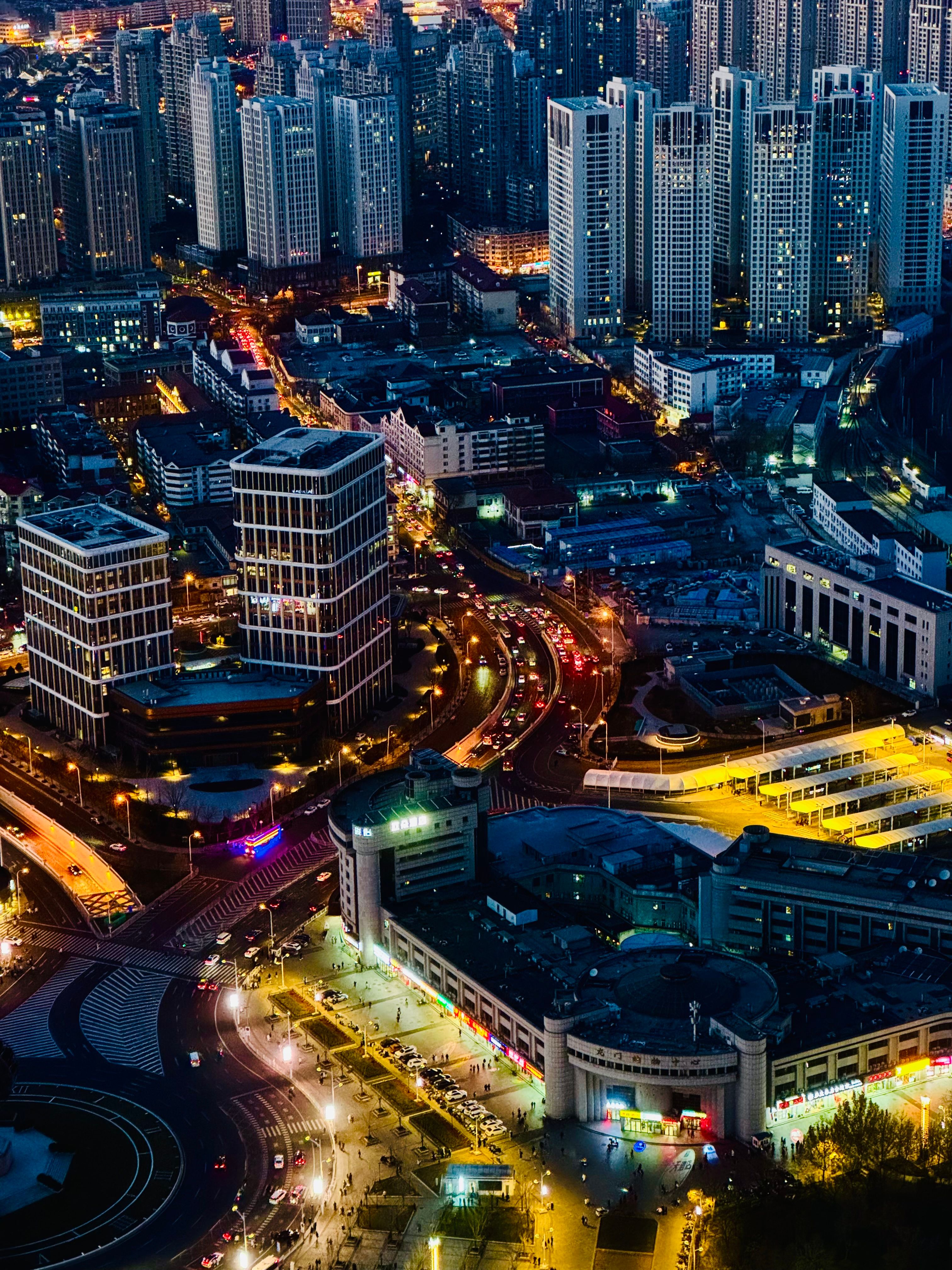 Vibrant Cityscape at Night with Illuminated Skyline · Free Stock Photo