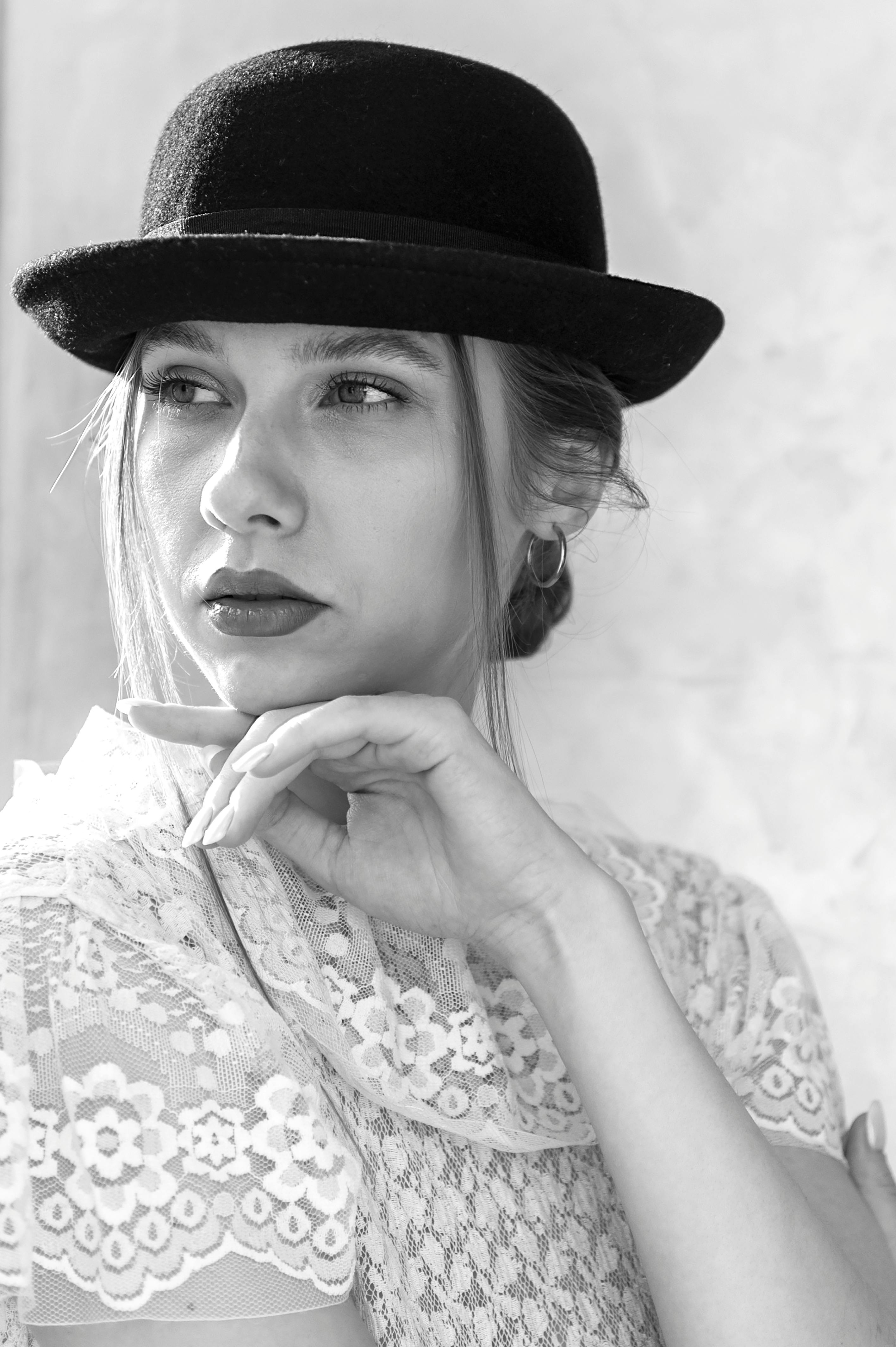 Gratis Elegante y contemplativo retrato en blanco y negro de una mujer con sombrero, que muestra elegancia y moda vintage. Foto de stock
