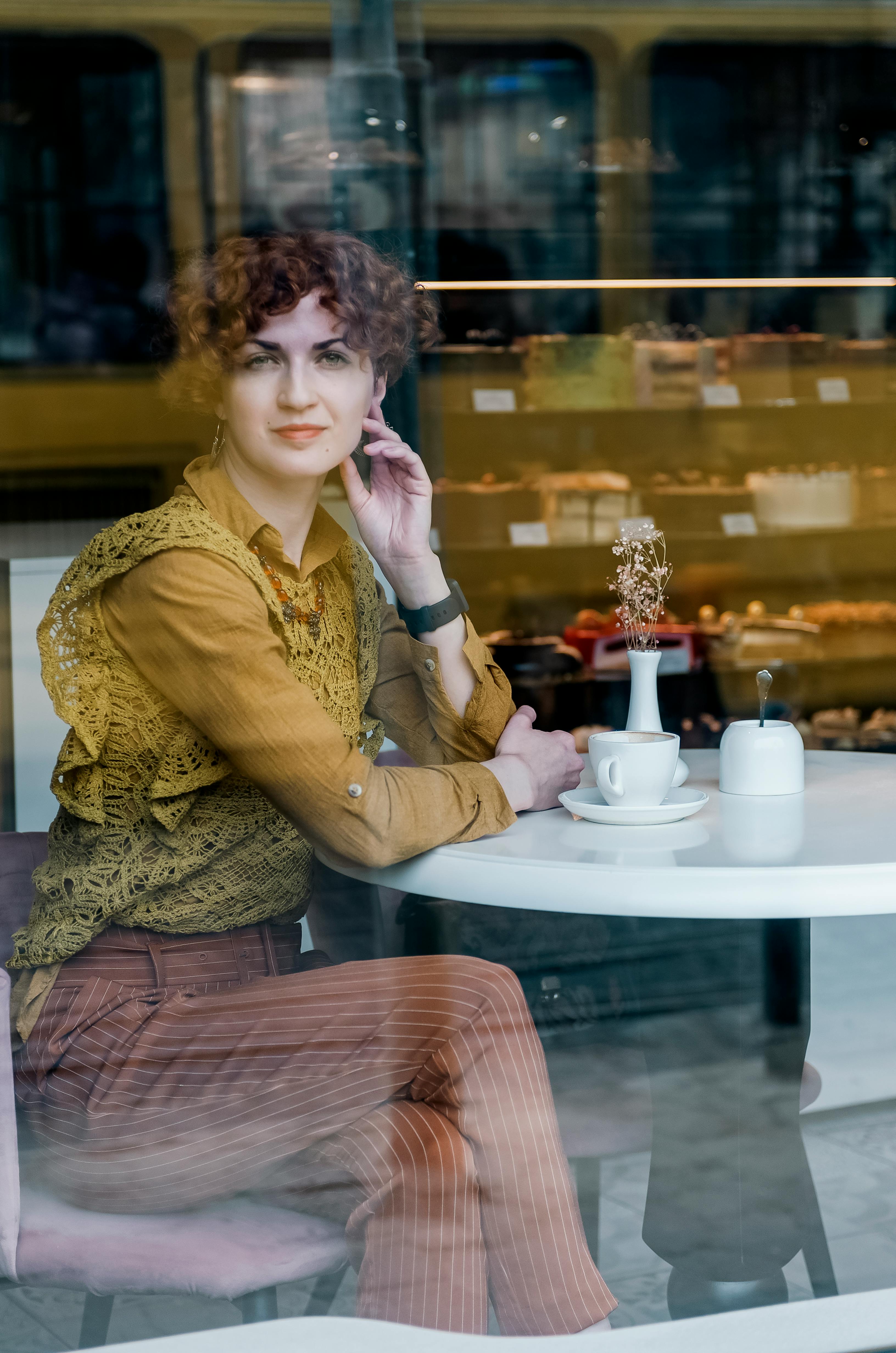 Kostenlos Eine Frau genießt einen Kaffee in einem gemütlichen Café in der Oblast Lwiw, Ukraine. Stock-Foto
