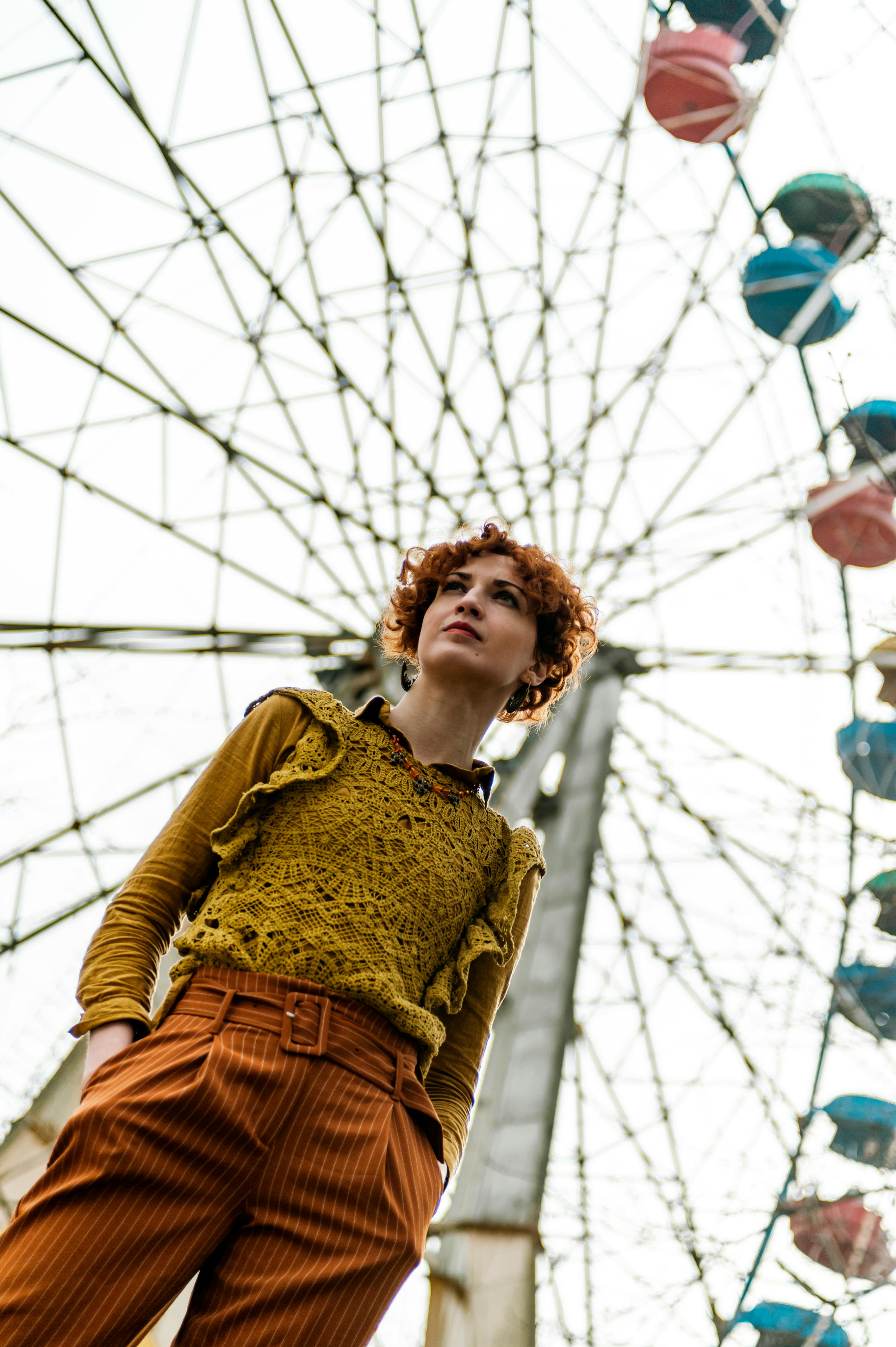 Kostenlos Porträt einer stilvollen Frau in Vintage-Kleidung vor dem Hintergrund eines Riesenrads in Lemberg, Ukraine. Stock-Foto