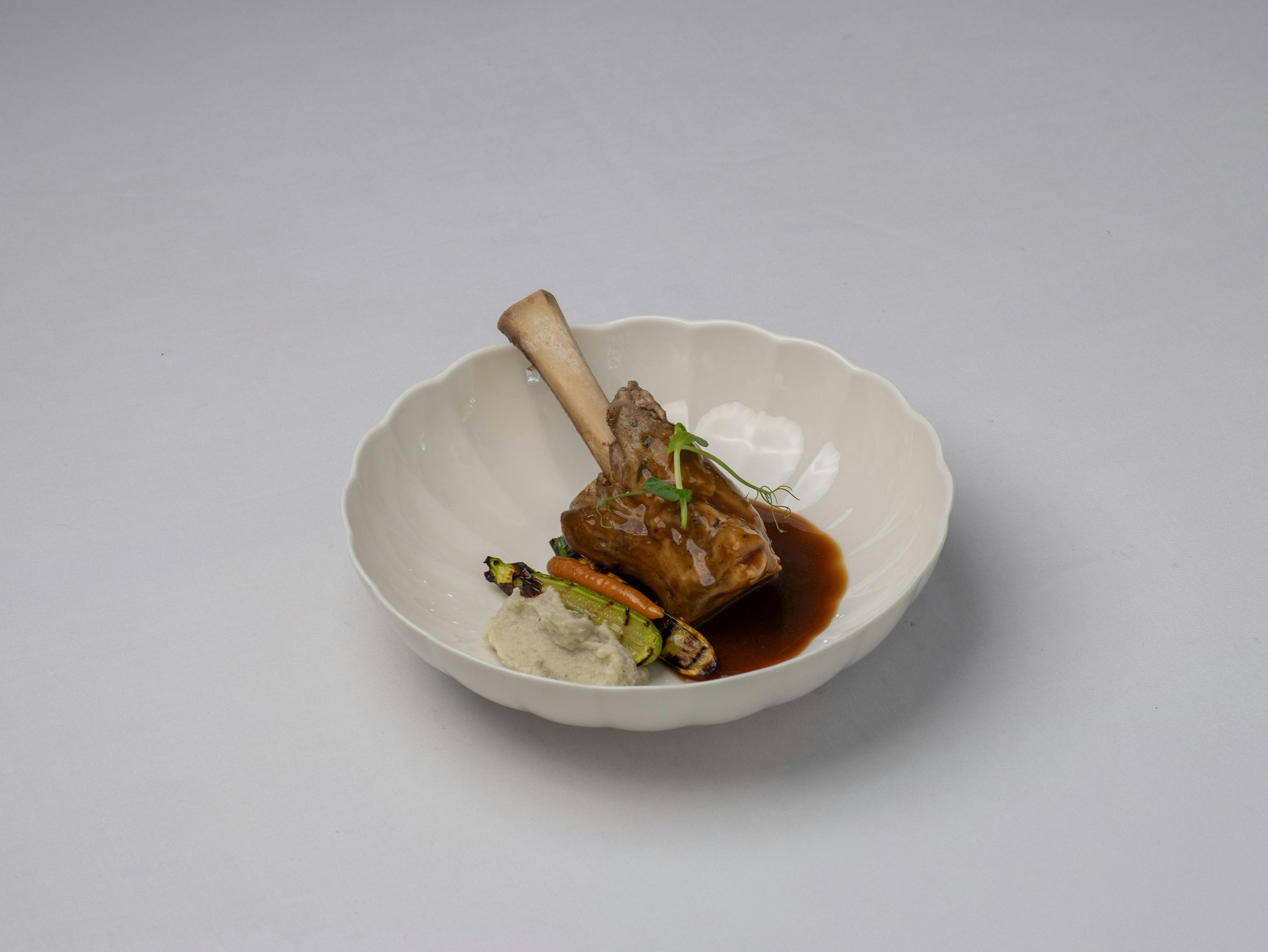 Olasz ossobuco: milánói párolt borjúlábszár gremolata mártással – ossobuco milanese braised veal shank close up