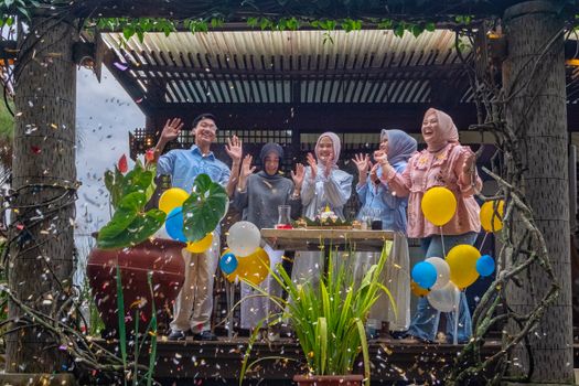 A joyful outdoor celebration in Jawa Barat, Indonesia with confetti and balloons, capturing happiness. - Fotografer Sidoarjo
