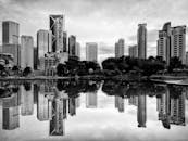 宁静的水面倒映着吉隆坡现代天际线的单色景观