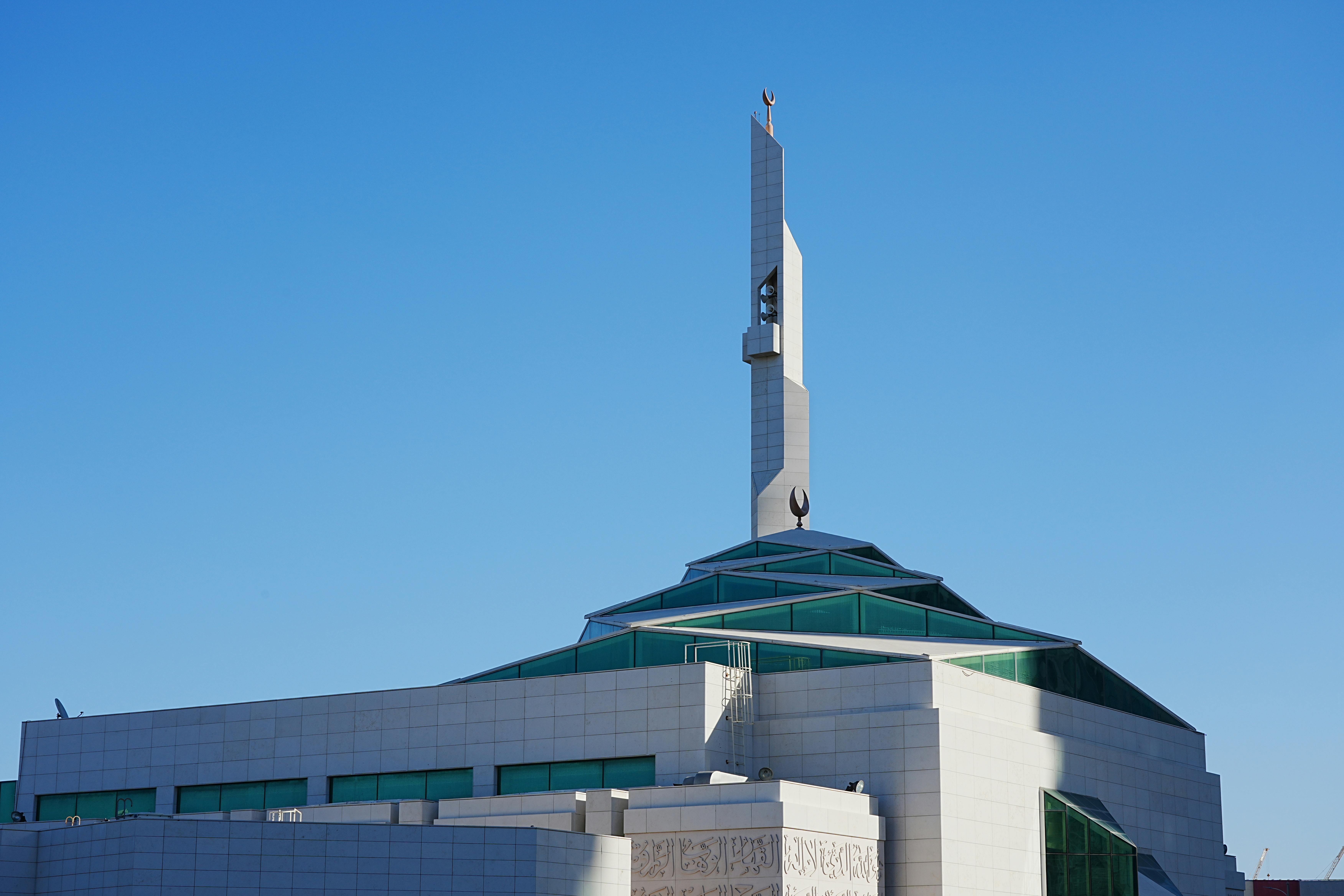 Kostenlos Ein beeindruckender Blick auf eine moderne Moschee in Abu Dhabi mit einzigartiger Architektur und strahlend blauem Himmel. Stock-Foto
