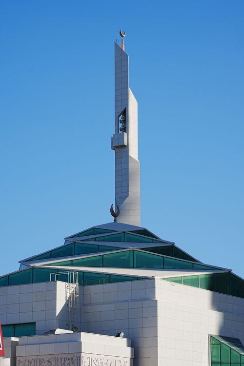 Free A stunning view of modern mosque architecture in Abu Dhabi under a clear blue sky, showcasing cultural elegance. Stock Photo