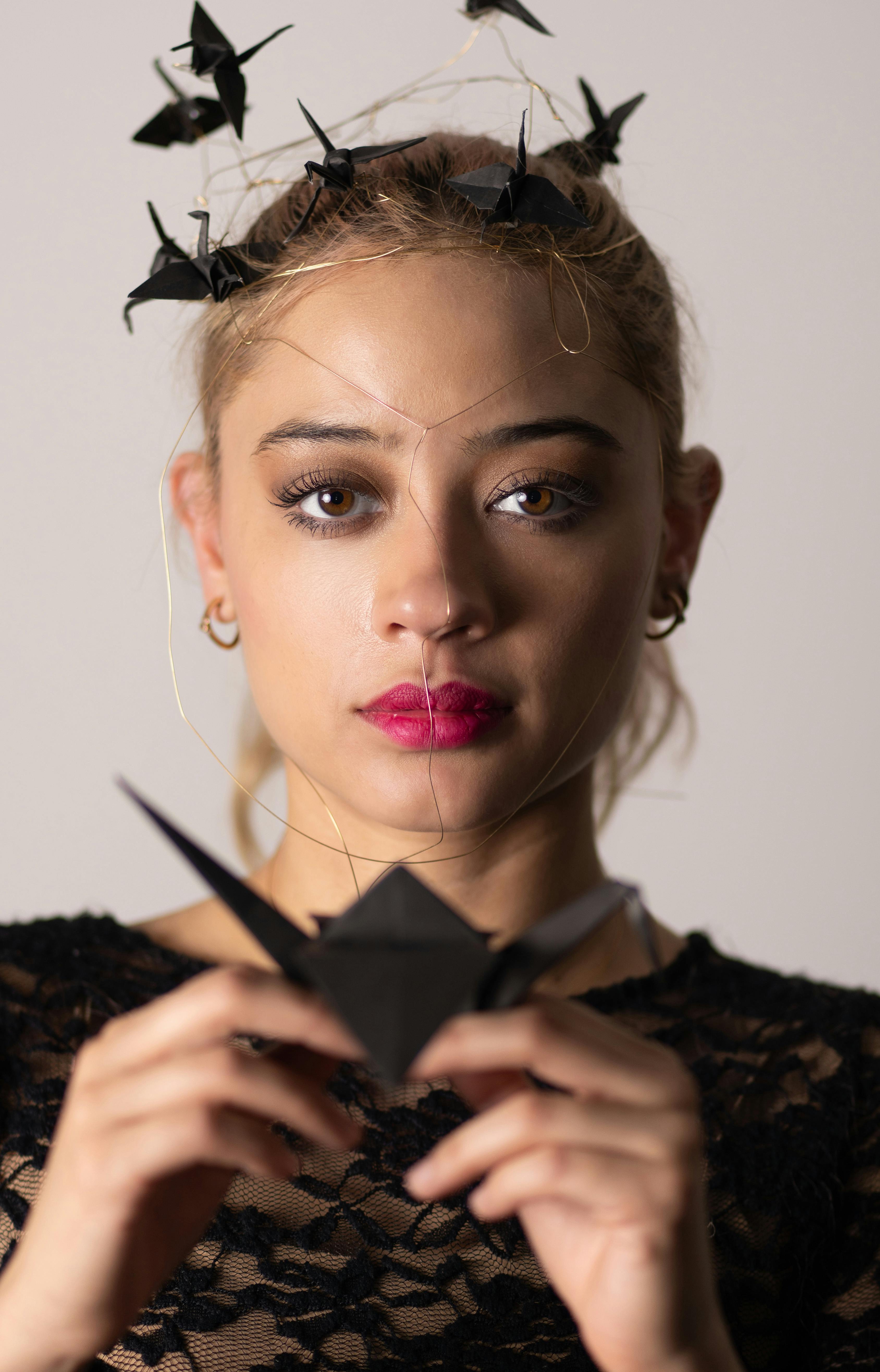 De franc Retrat artístic d'una dona amb grues d'origami negres, modern i creatiu Foto d'estoc