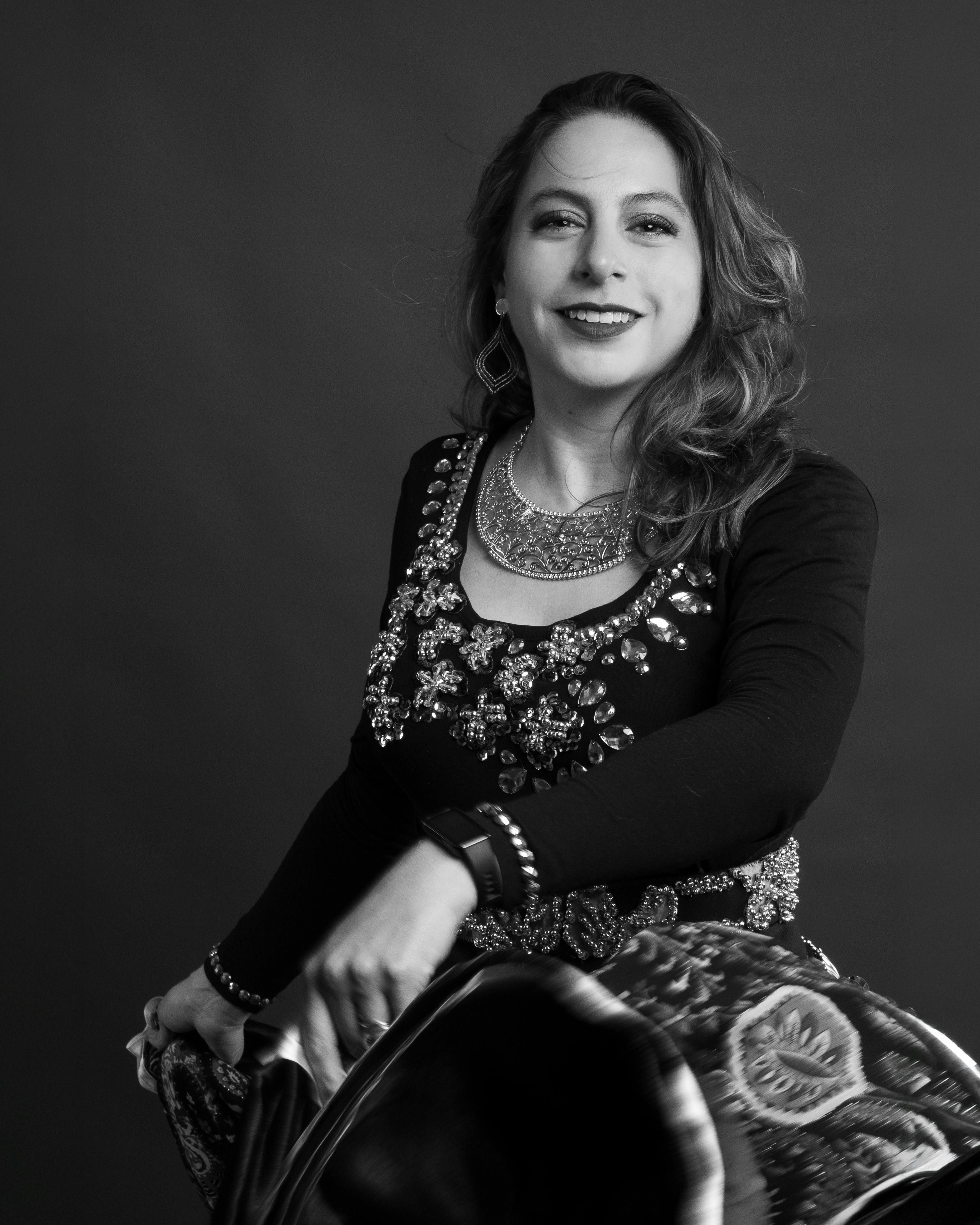 De franc Retrat en blanc i negre d'una dona amb vestimenta tradicional, que mostra elegància cultural. Foto d'estoc