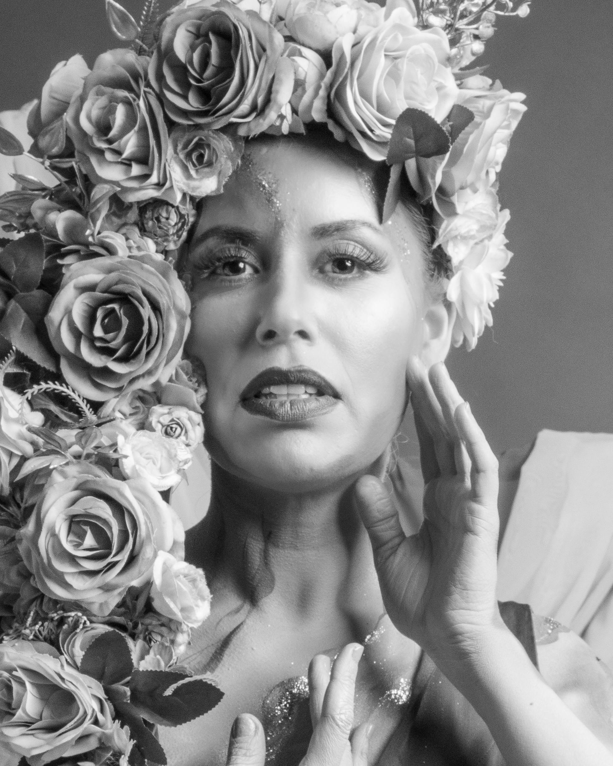 De franc Retrat en blanc i negre d'una dona adornada amb roses, Ciutat de Mèxic. Foto d'estoc