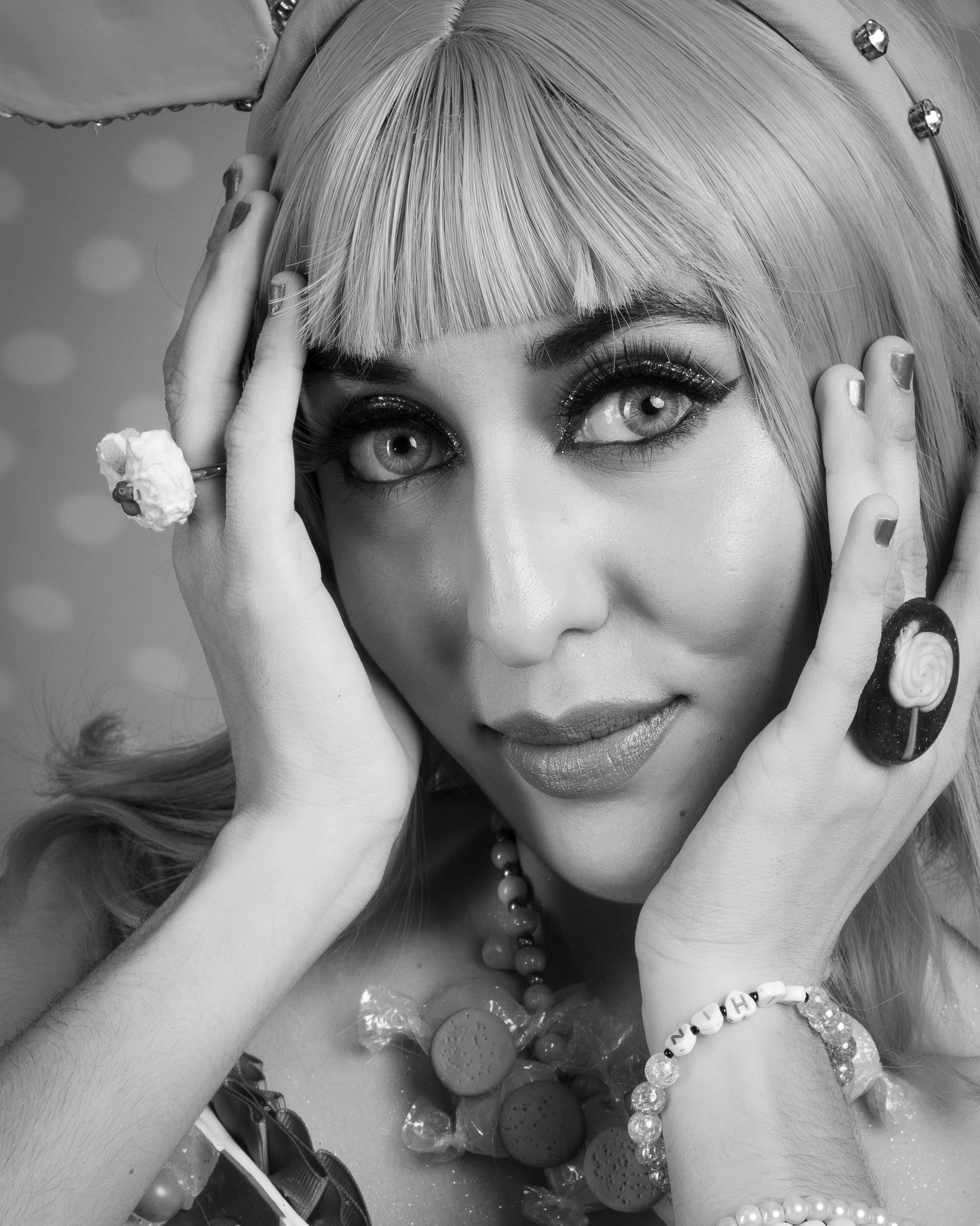 Gratis Nærbilde i svart-hvitt av en stilig kvinne med vintagemote og uttrykksfulle øyne. Arkivbilde