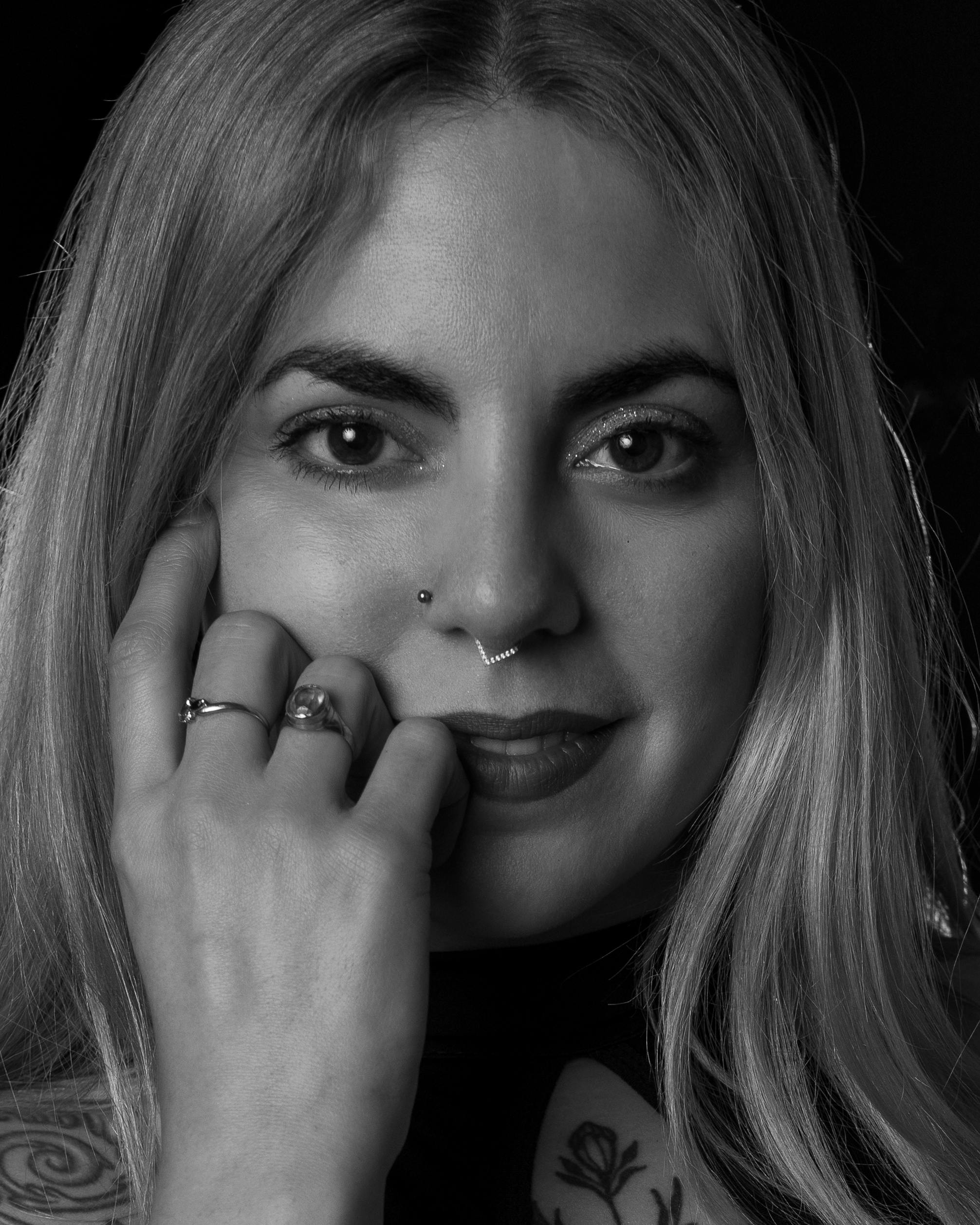 De franc Retrat elegant en blanc i negre d'una dona amb joies úniques. Foto d'estoc