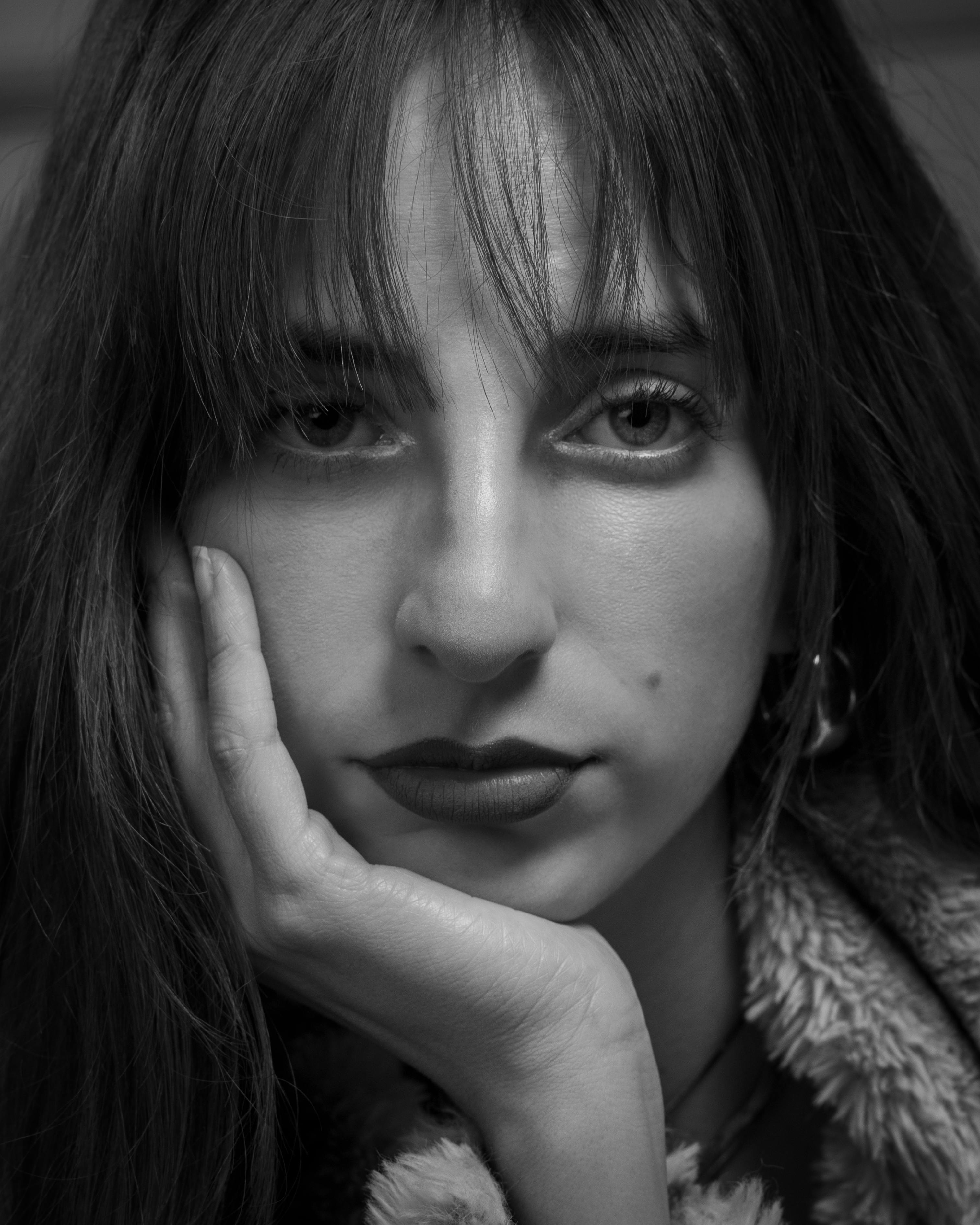 De franc Retrat en blanc i negre de primer pla d'una dona jove contemplativa. Foto d'estoc