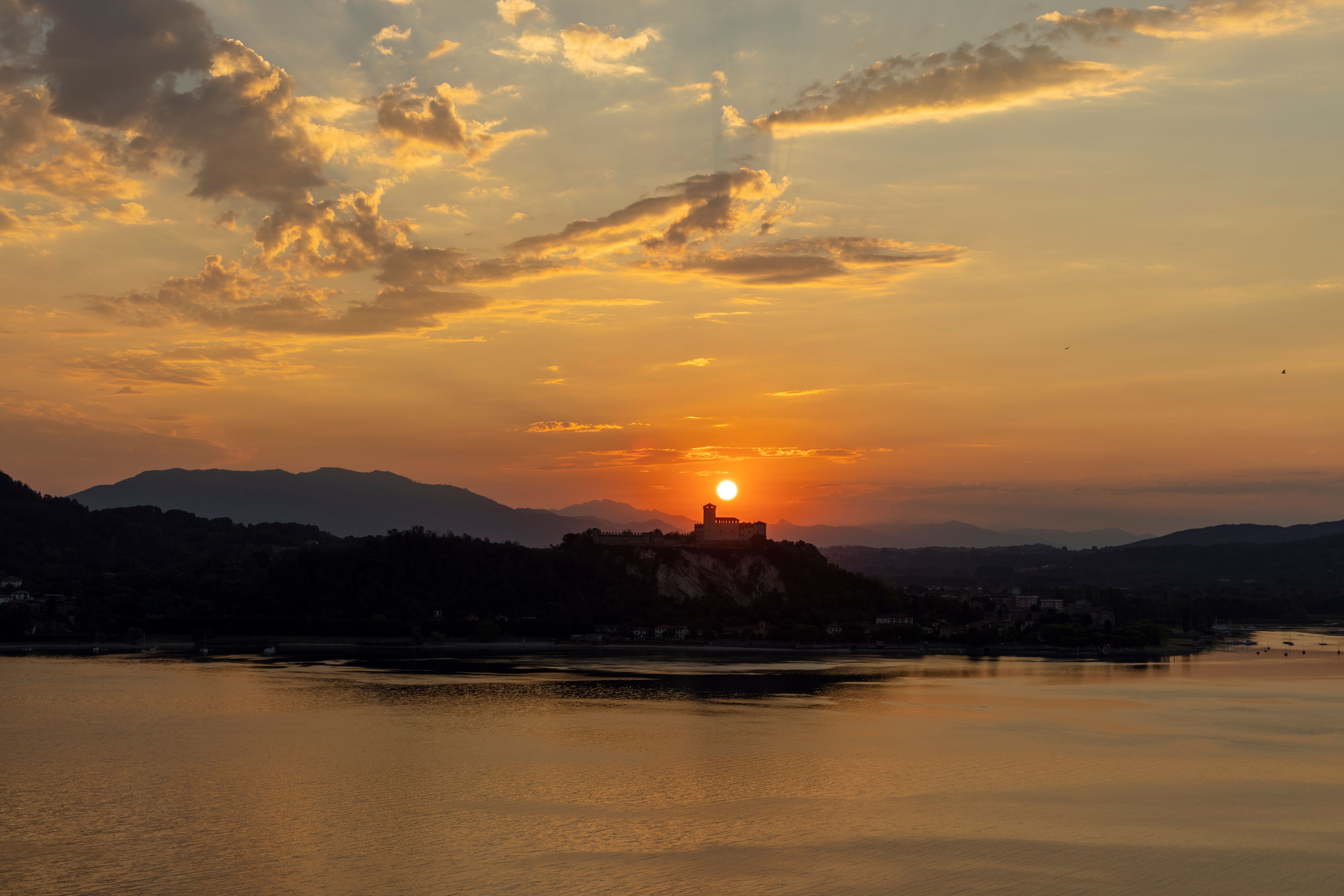 Breathtaking Sunset Over Scenic Lake and Castle · Free Stock Photo