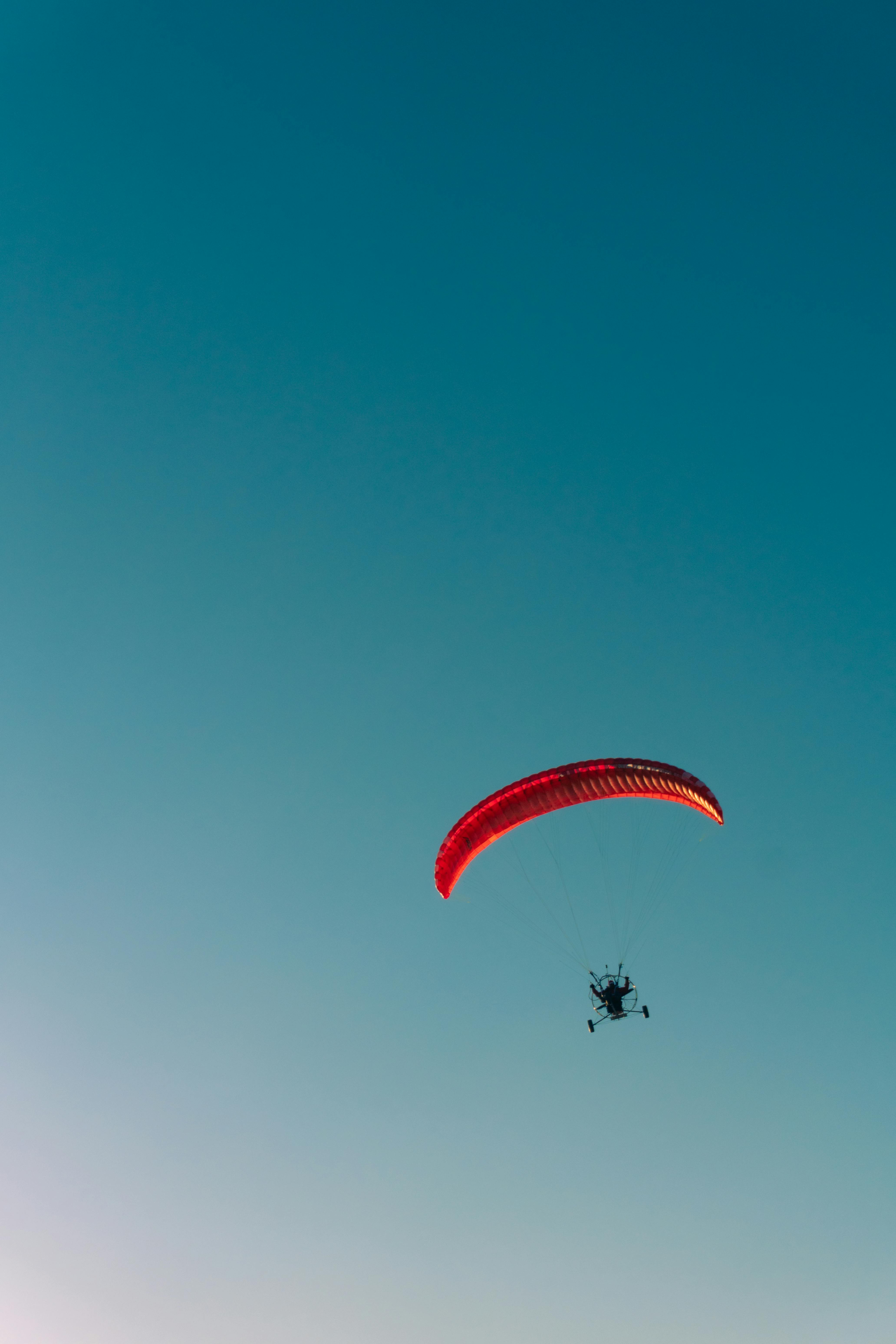 Gratis Et livlig bilde av motorisert paragliding mot en klar blå himmel, som fanger frihet og eventyr. Arkivbilde