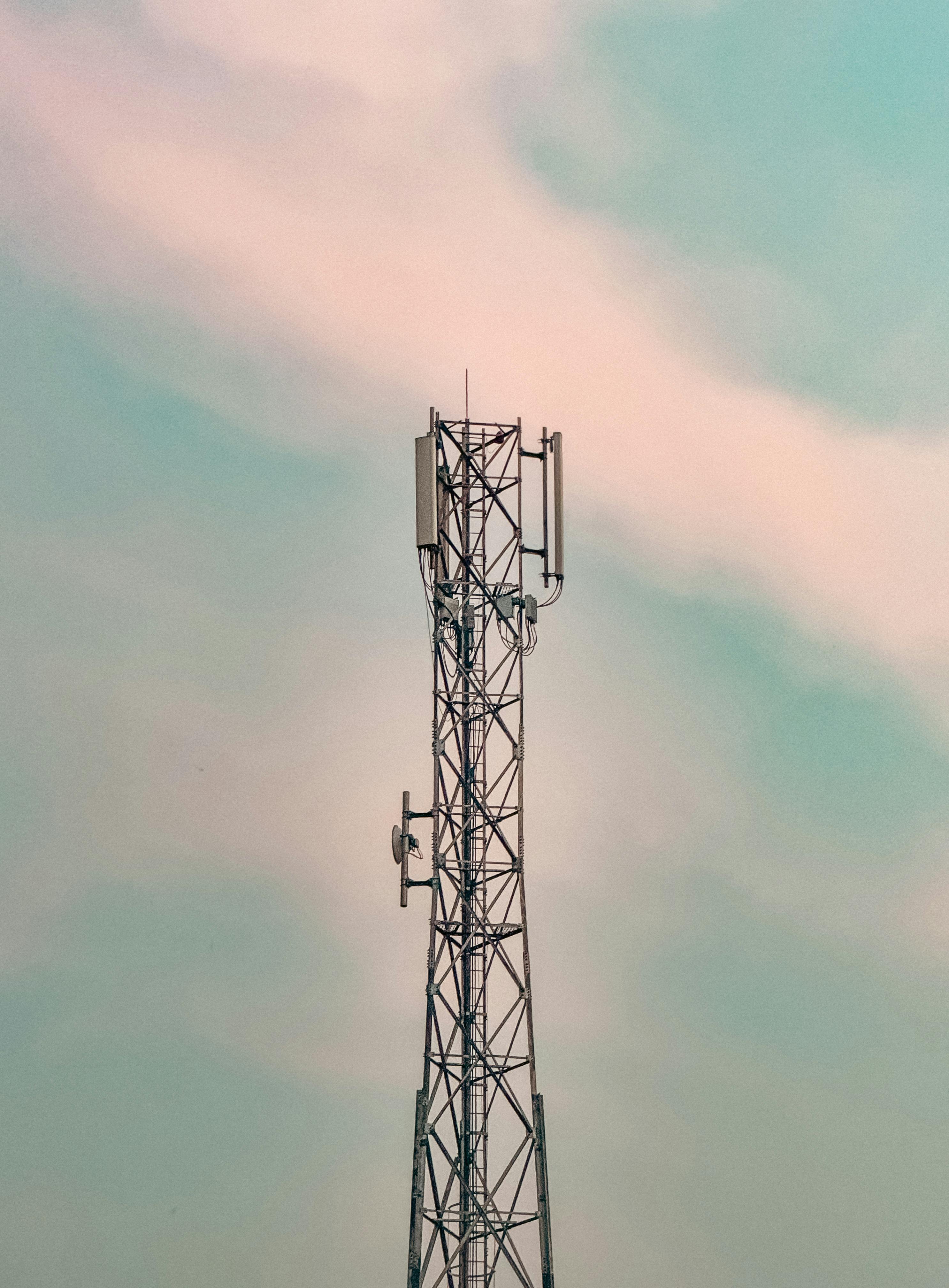 Zadarmo Telekomunikačná veža týčiaca sa vysoko na pozadí pastelovej oblohy v Mymensinghu v Bangladéši. Fotka z fotobanky