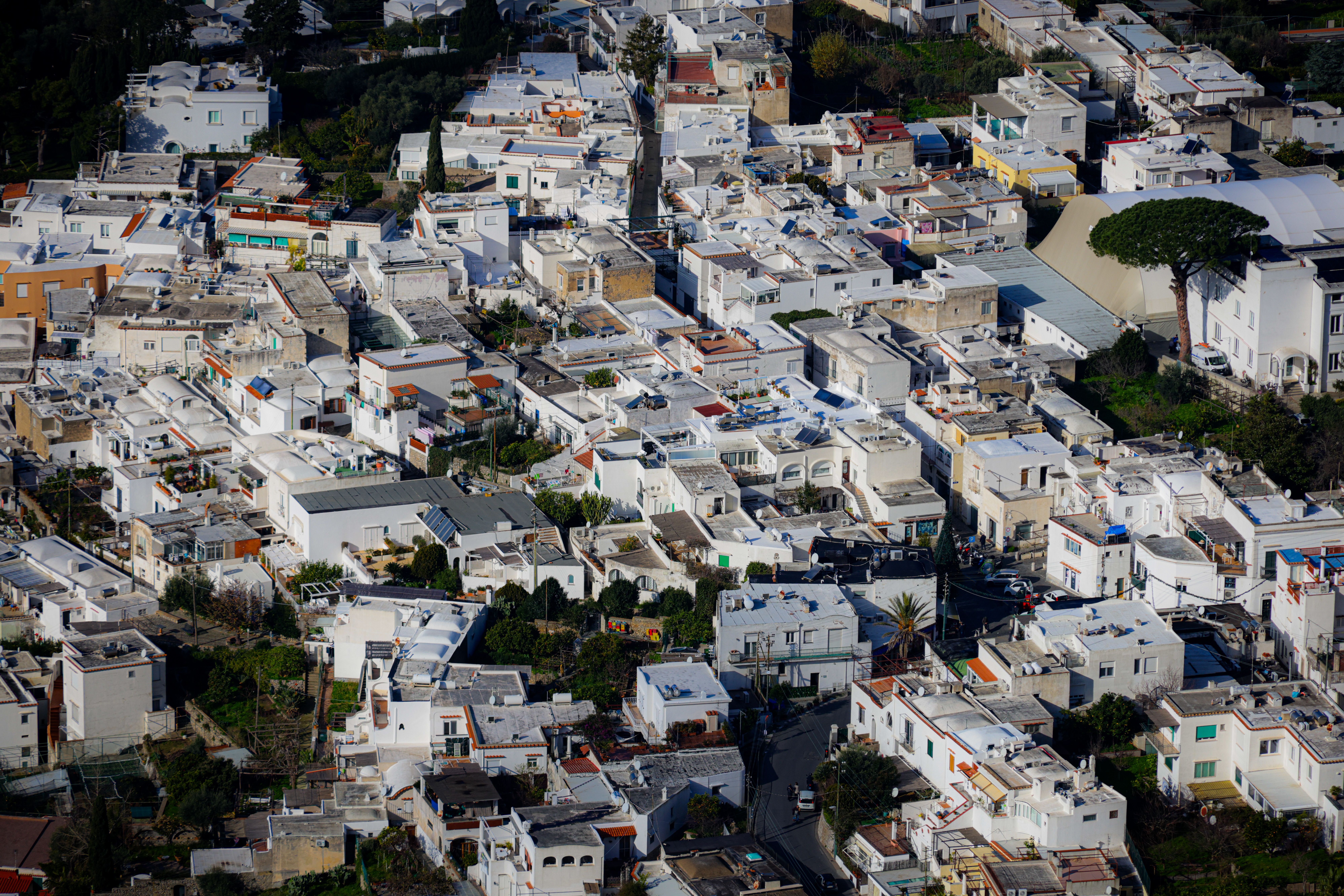 Panarea — bílé domy v typickém středomořském stylu