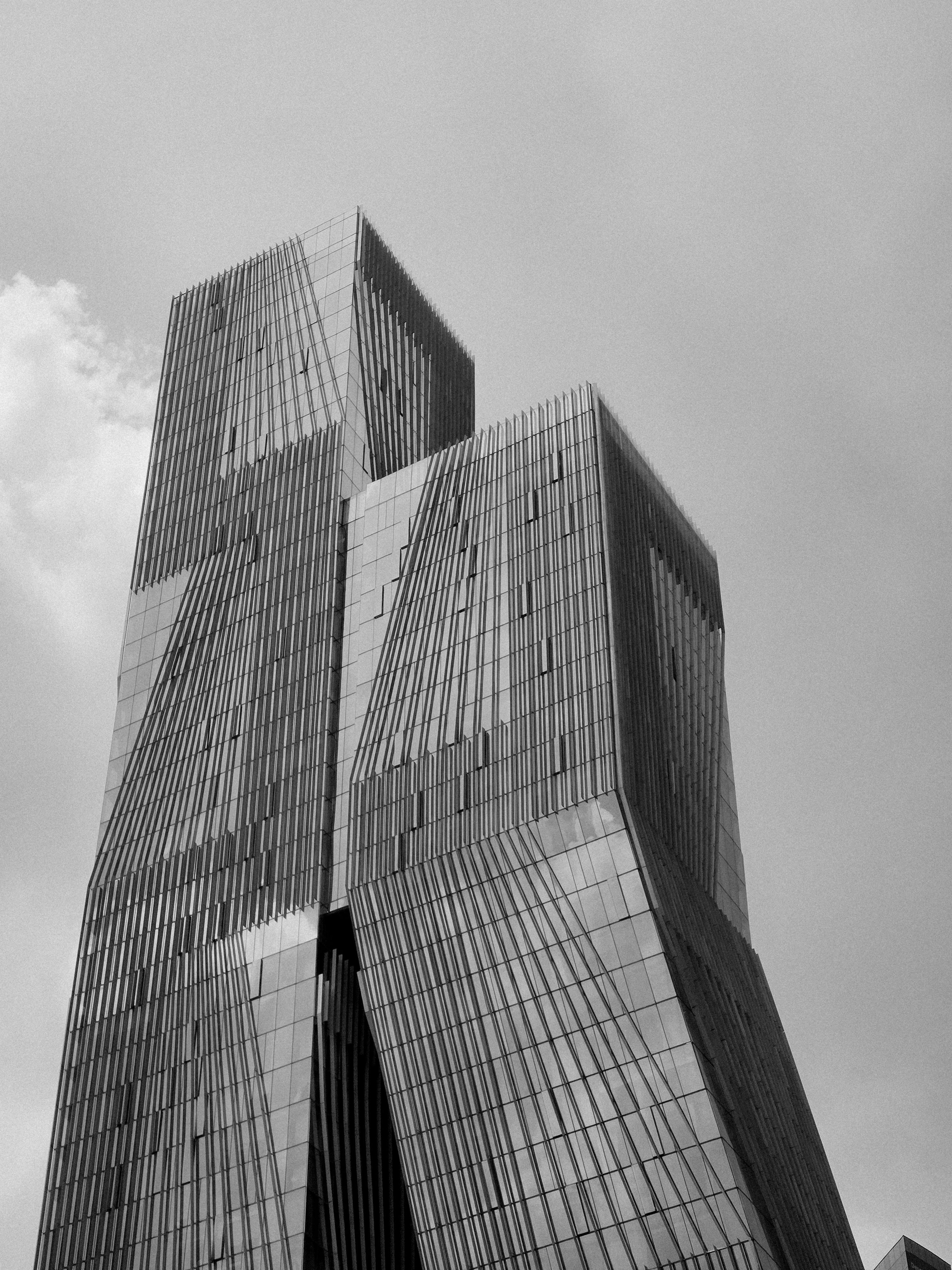 Kostenlos Schwarz-Weiß-Foto von modernen Wolkenkratzern mit geometrischem Design. Stock-Foto