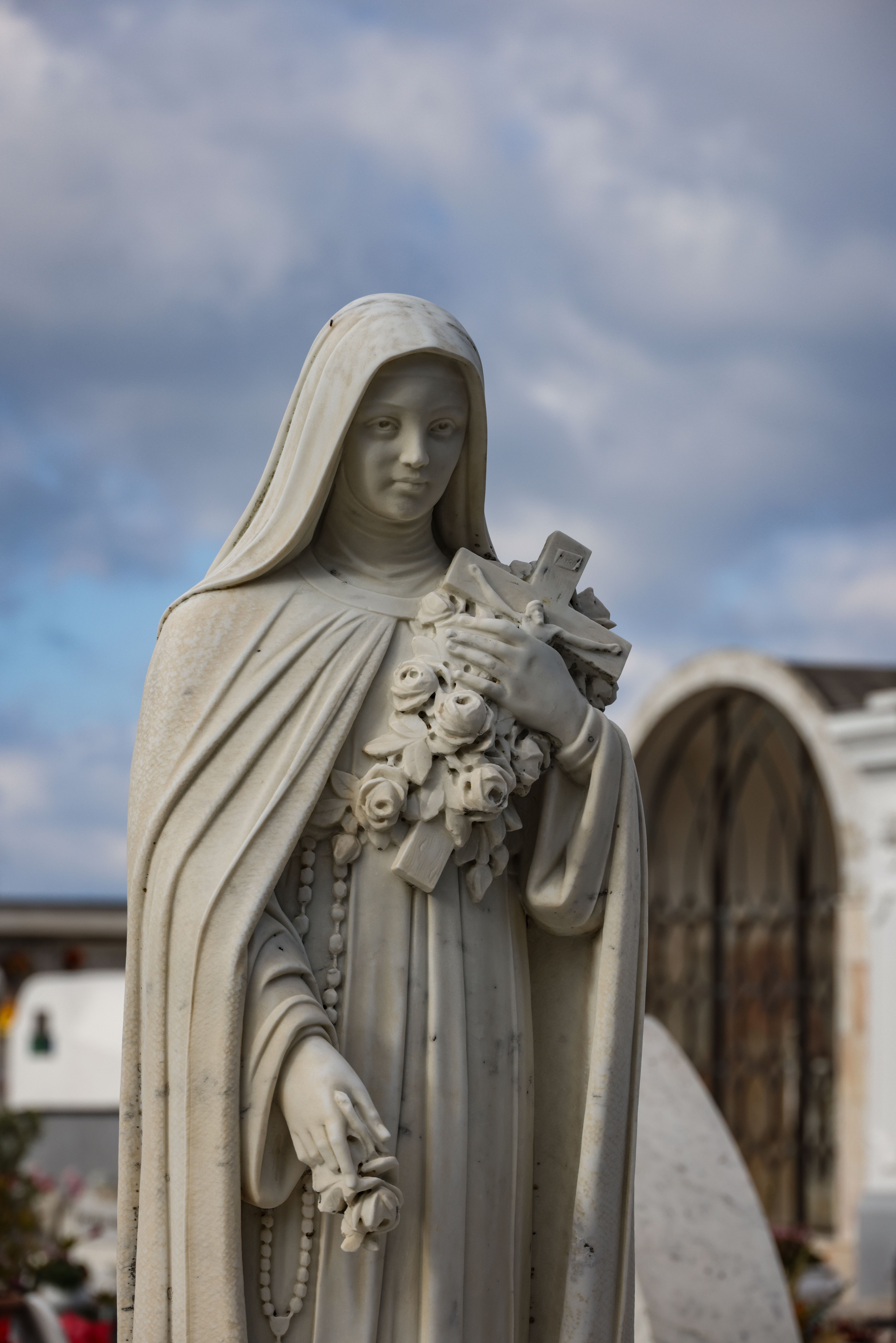 marble-statue-of-a-religious-figure-outdoors-free-stock-photo