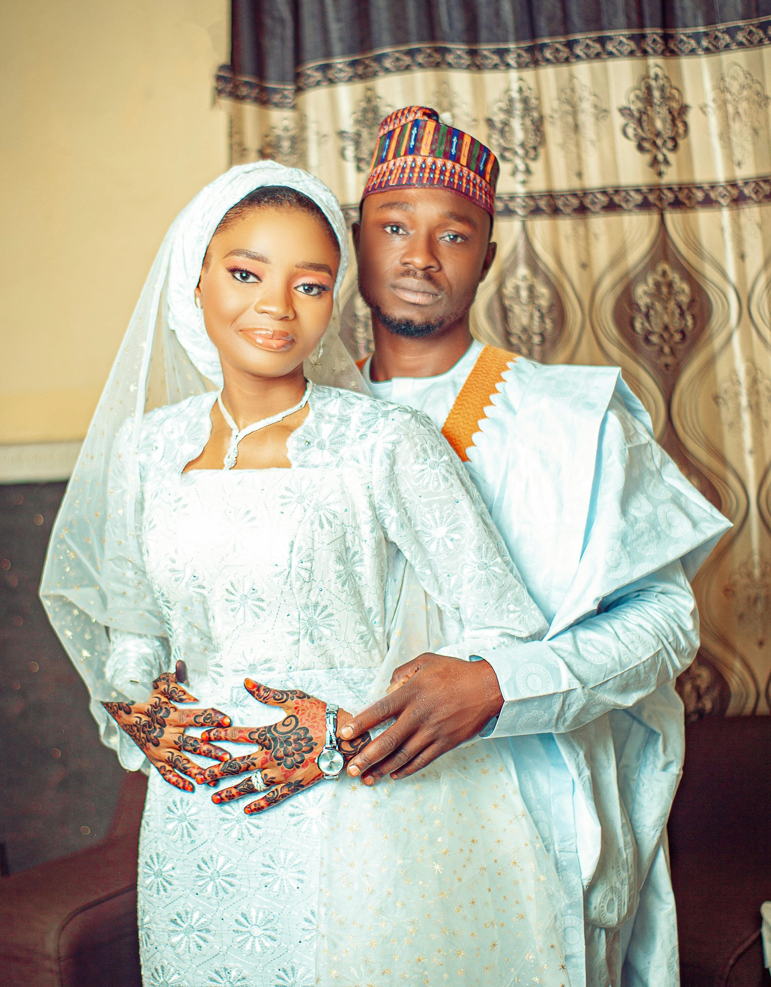 De franc Parella africana amb vestit tradicional posant a l'interior, mostrant la cultura i la moda del casament. Foto d'estoc