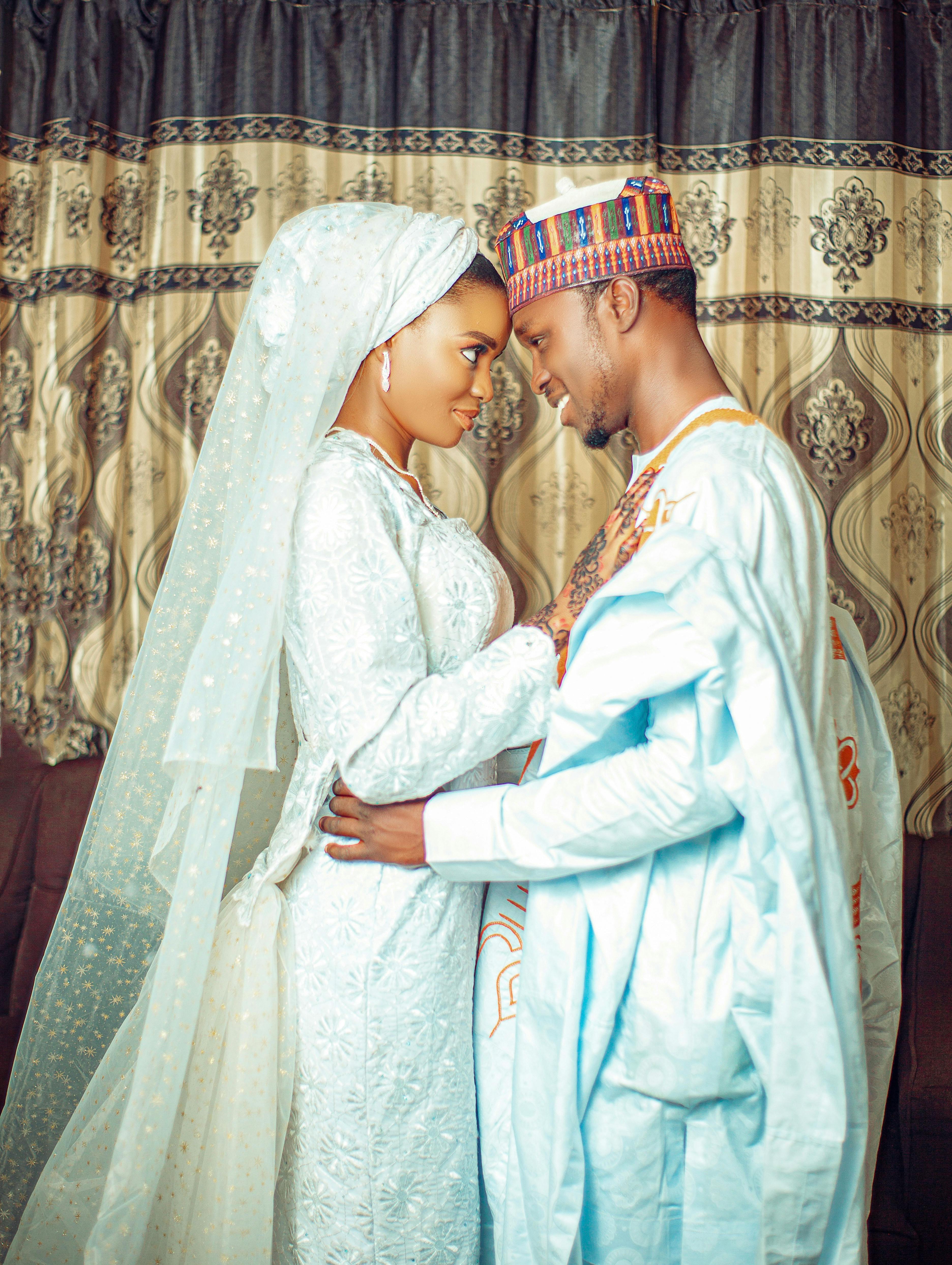 De franc Una bonica parella amb vestit de núvia tradicional compartint un moment íntim, ric en patrimoni cultural. Foto d'estoc