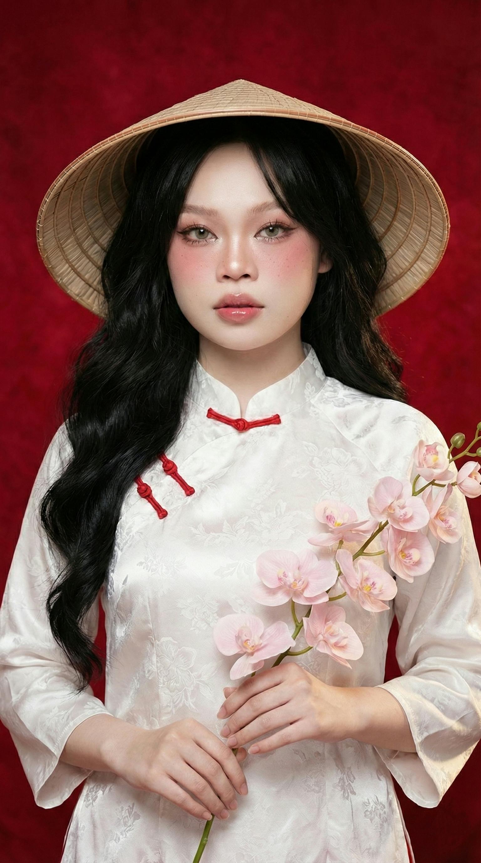 De franc Un retrat impressionant d'una dona amb vestimenta tradicional vietnamita, que mostra l'elegància cultural. Foto d'estoc