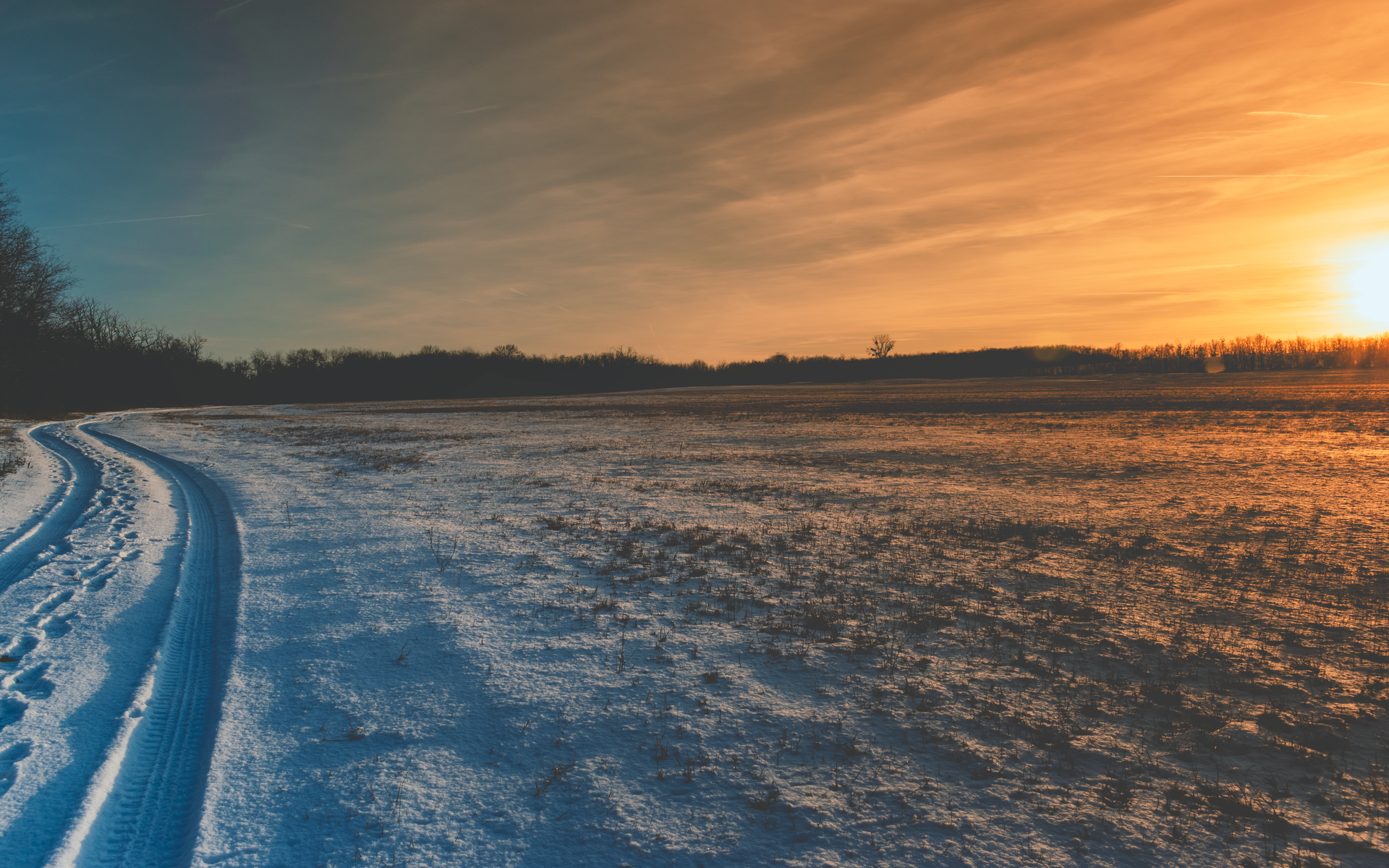 Verschneite Winterlandschaft erinnert an kalte und nasse Straßen in der Region.