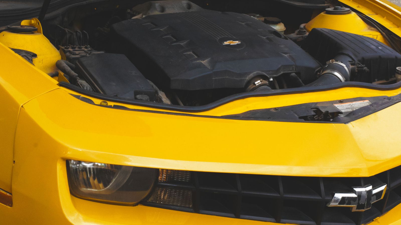 Detalhe da canaleta e dos drenos de um teto solar durante inspeção em carro usado