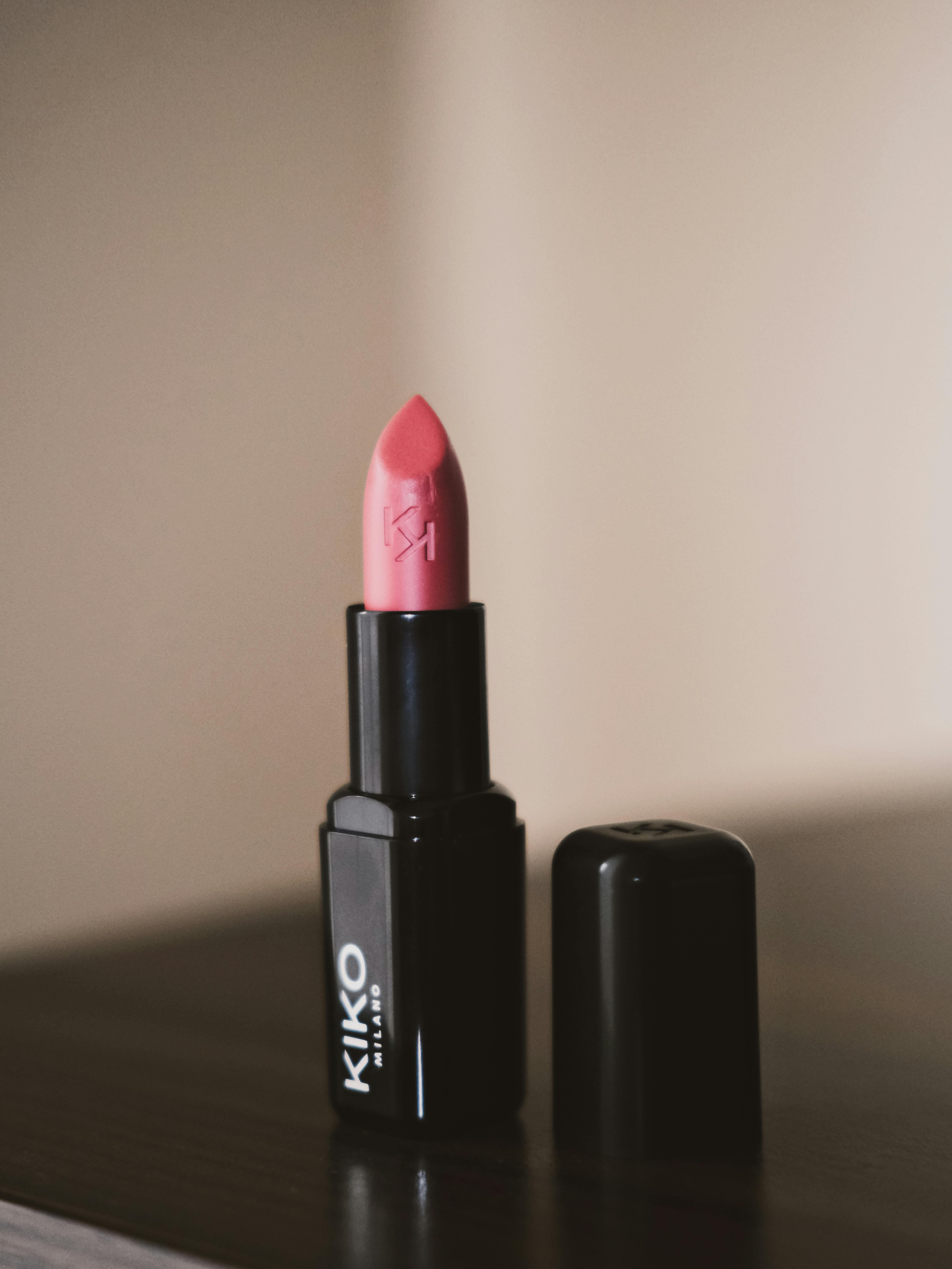 De franc Primer pla d'un pintallavis rosa KIKO Milano sobre una taula de fusta, perfecte per a la marca de bellesa. Foto d'estoc