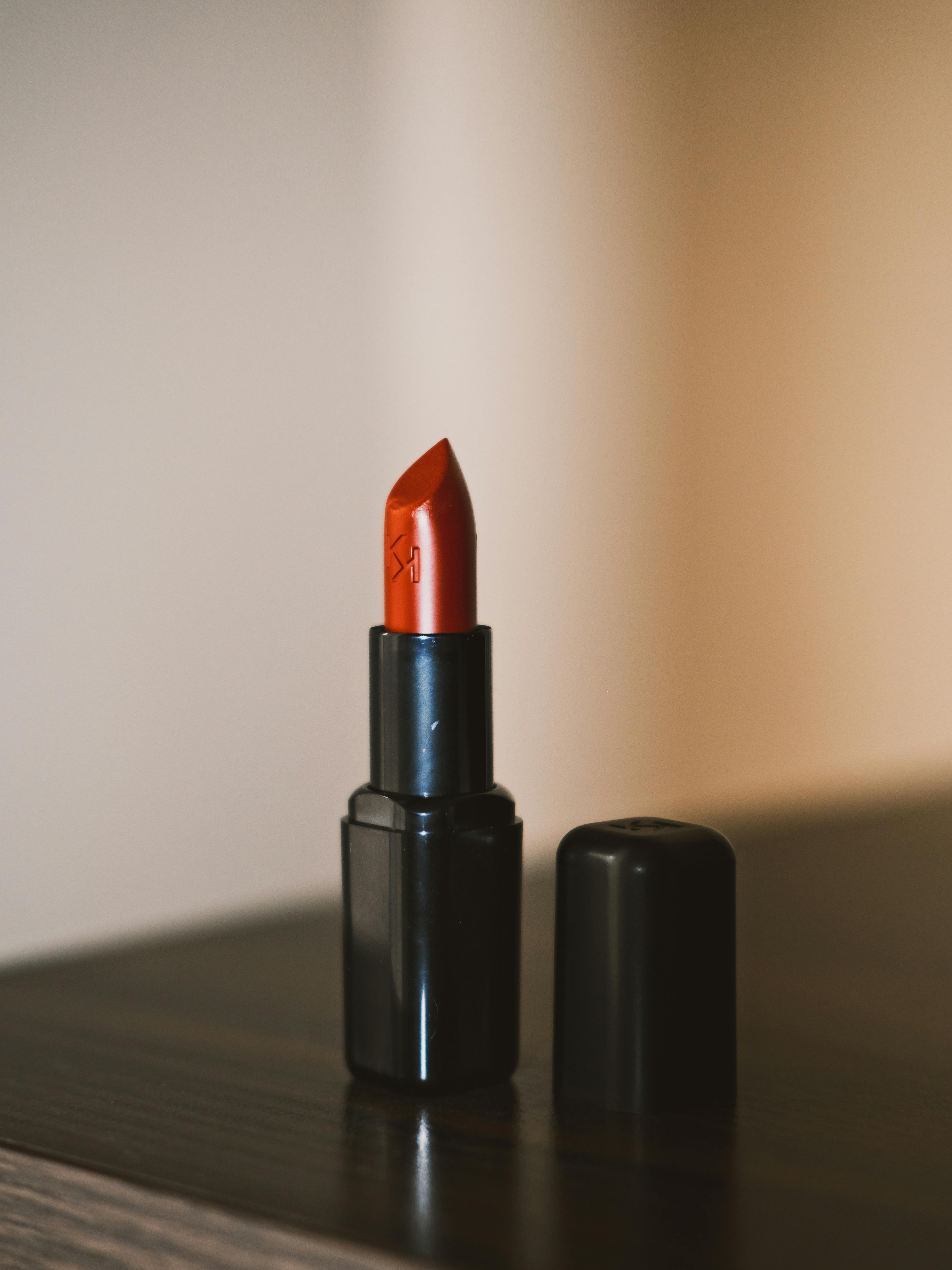 Kostenlos Kostenloses Stock Foto zu beauty-produkt, dunkelroter lippenstift, dunkle oberfläche Stock-Foto