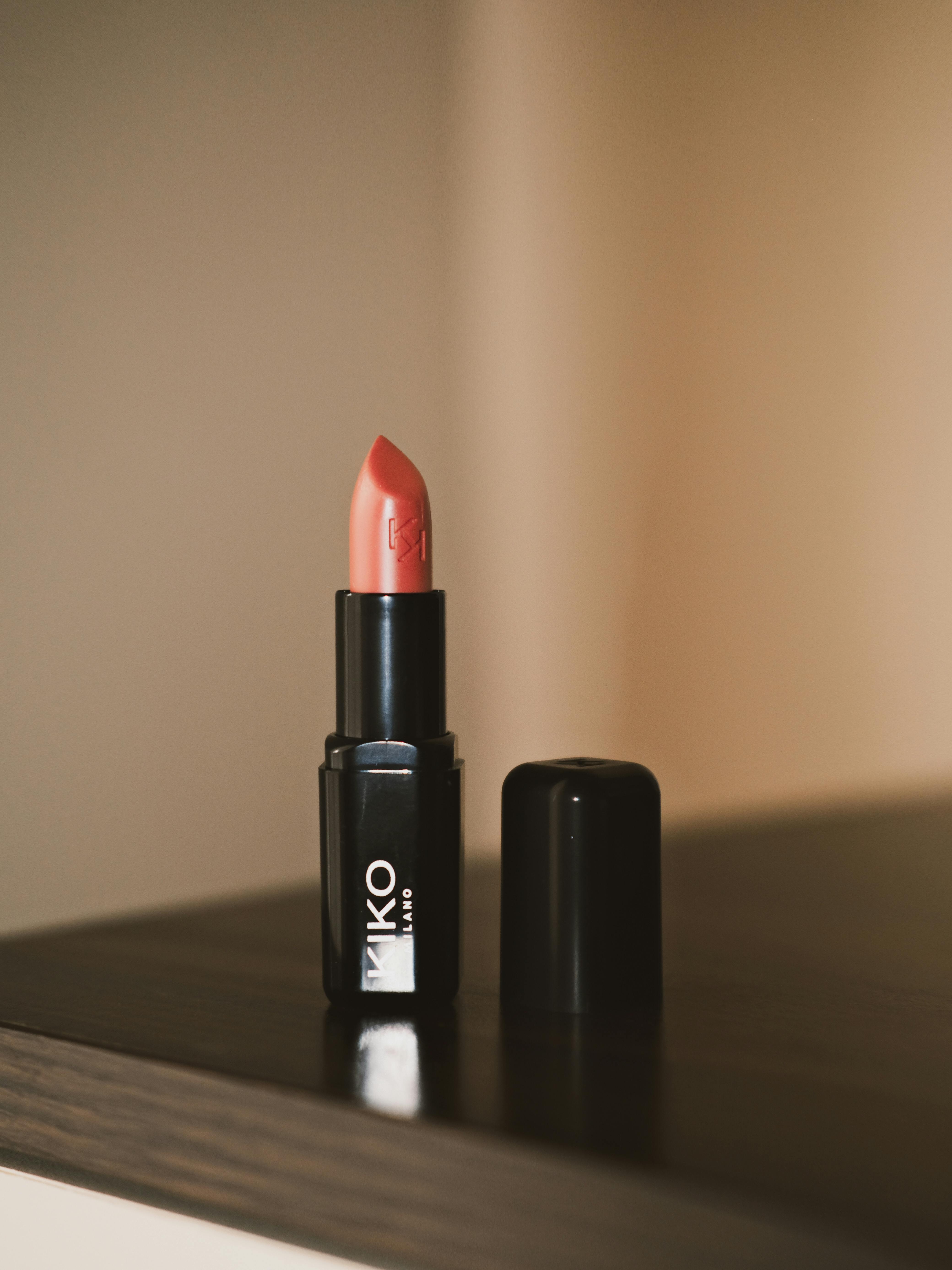 Kostenlos Stilvoller rosa Lippenstift, elegant präsentiert auf einer Holzoberfläche. Stock-Foto