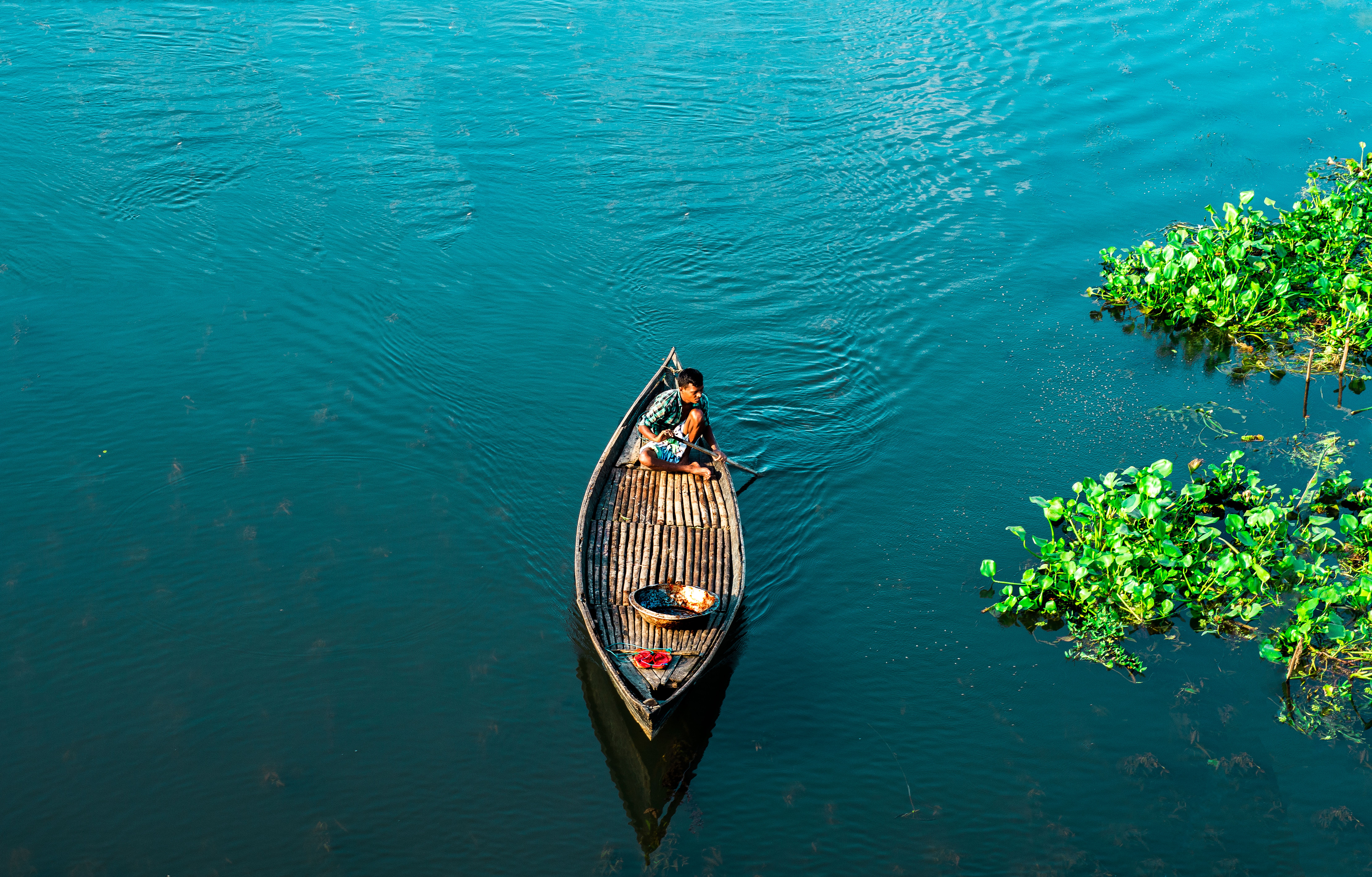 Hombre Remando En Un Bote Tradicional En Un Río Vibrante · Foto de ...