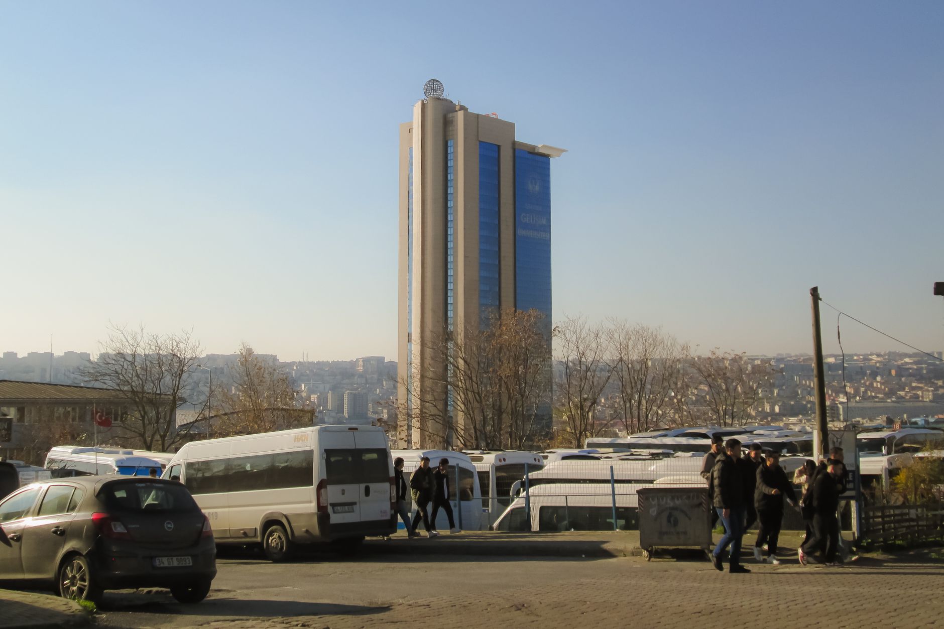 Tamponare între autoturism și autobuz în Târgoviște, fără victime grave raportate