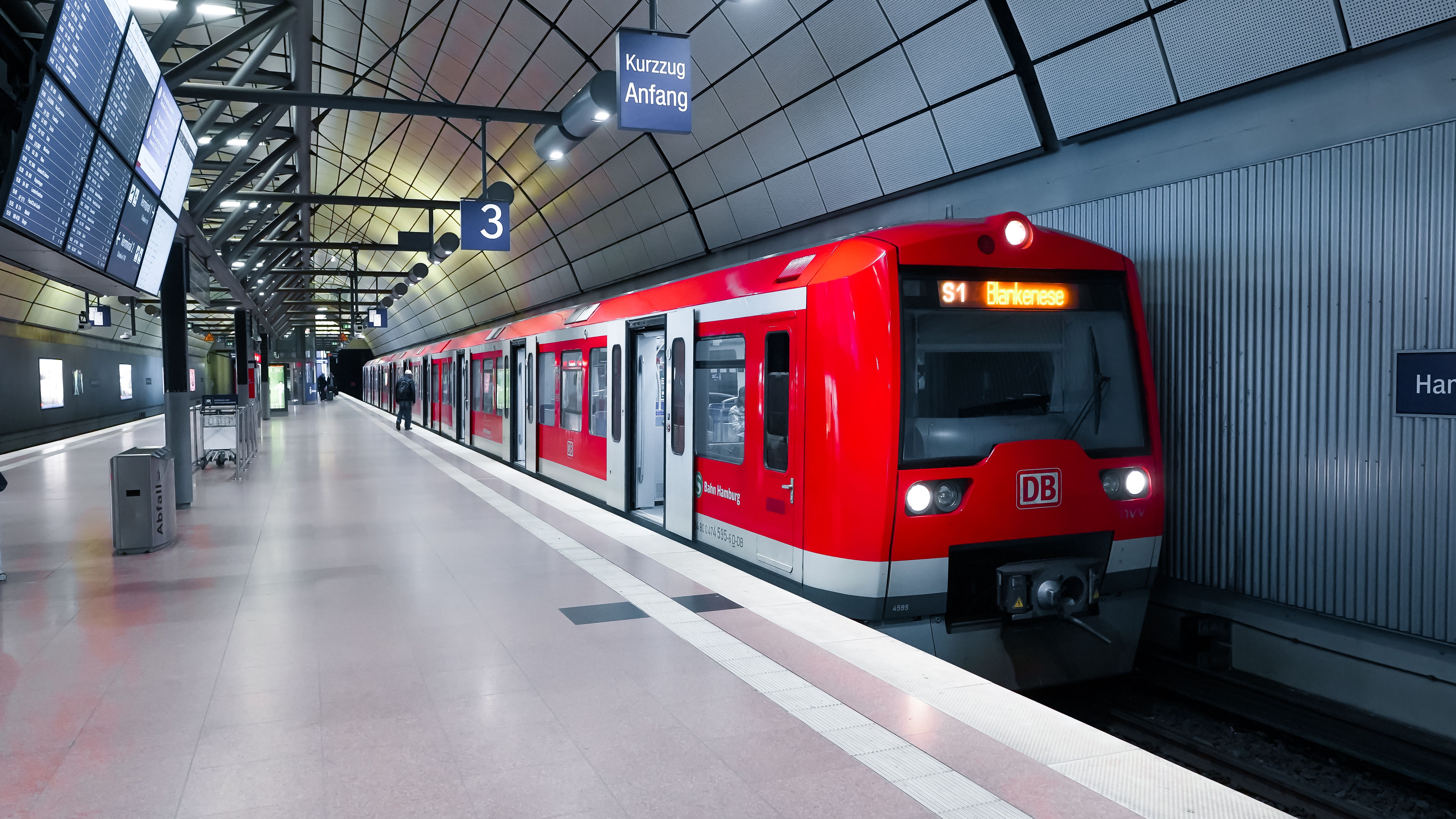 ingyenes Luxus vonatperon Hamburgban egy piros vonattal, amely a modern építészetet ragadja meg. Stockfotó