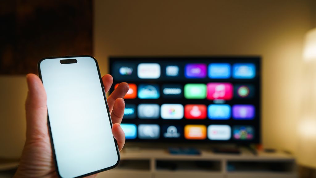Smartphone framför Smart-TV med strömningsappar
