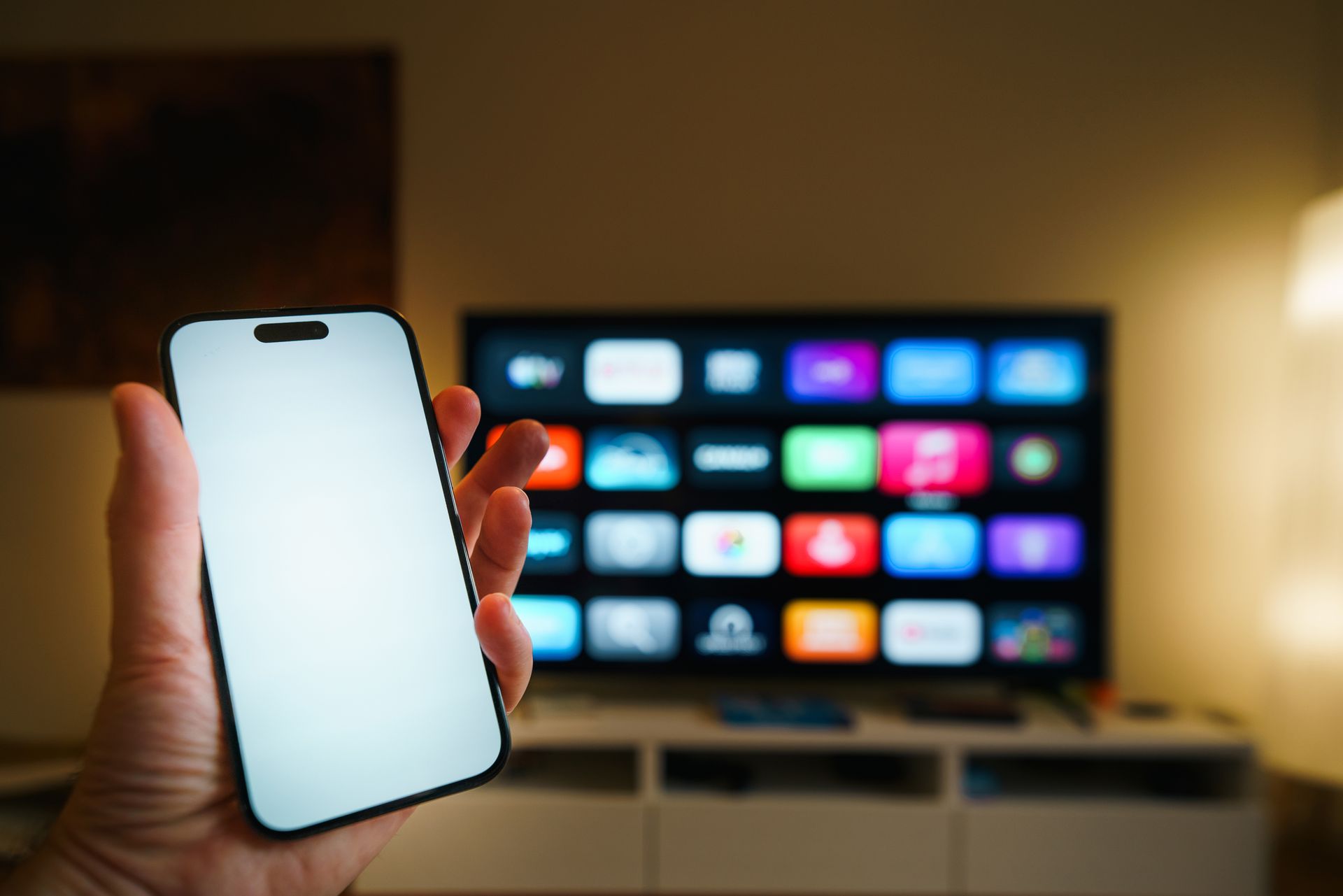 Dispositivo de streaming junto a una pantalla de televisión