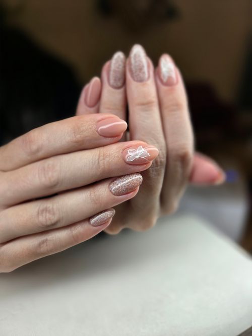 Unhas nude com glitter