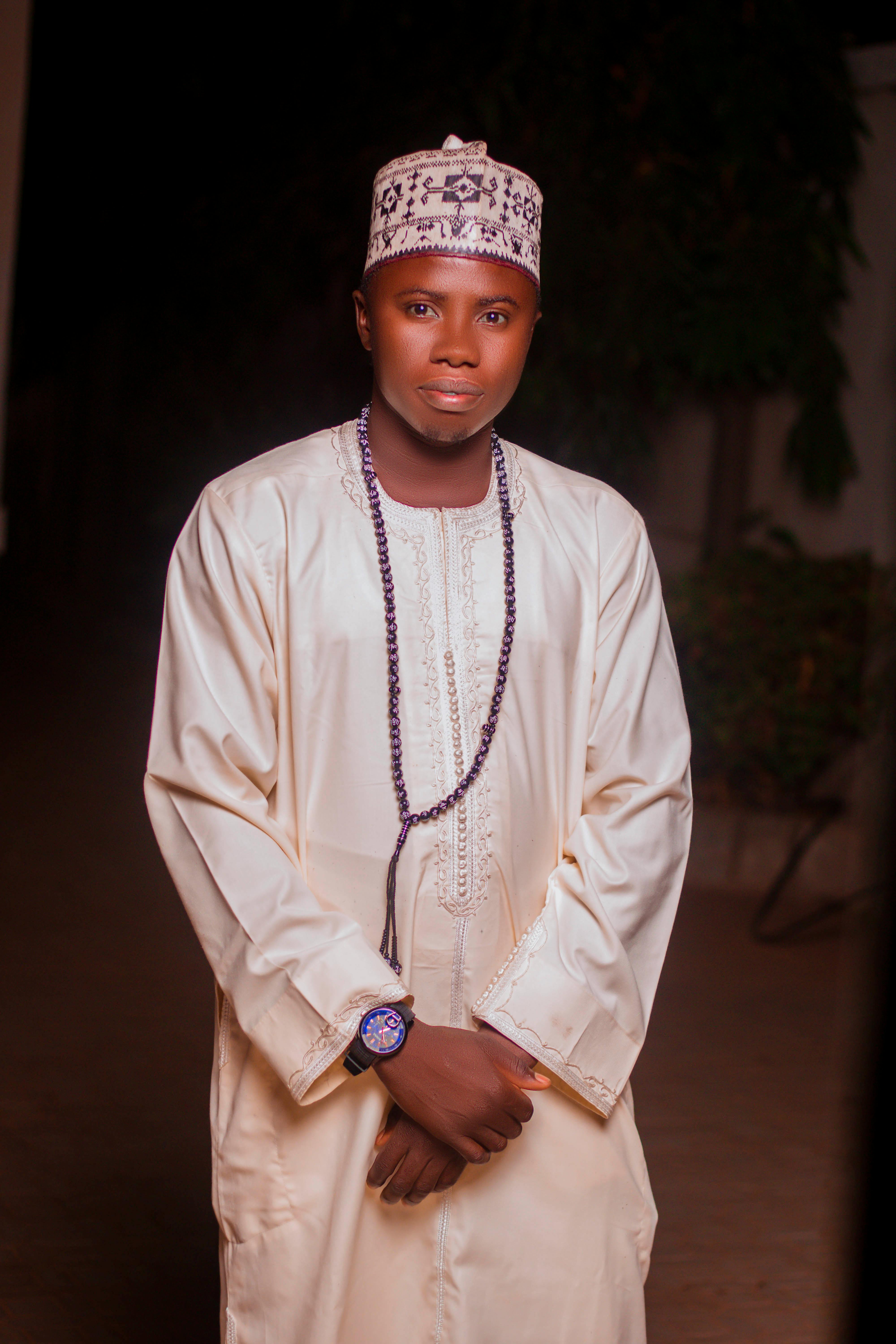 De franc Retrat d'un jove amb roba tradicional africana i un rellotge de nit. Foto d'estoc