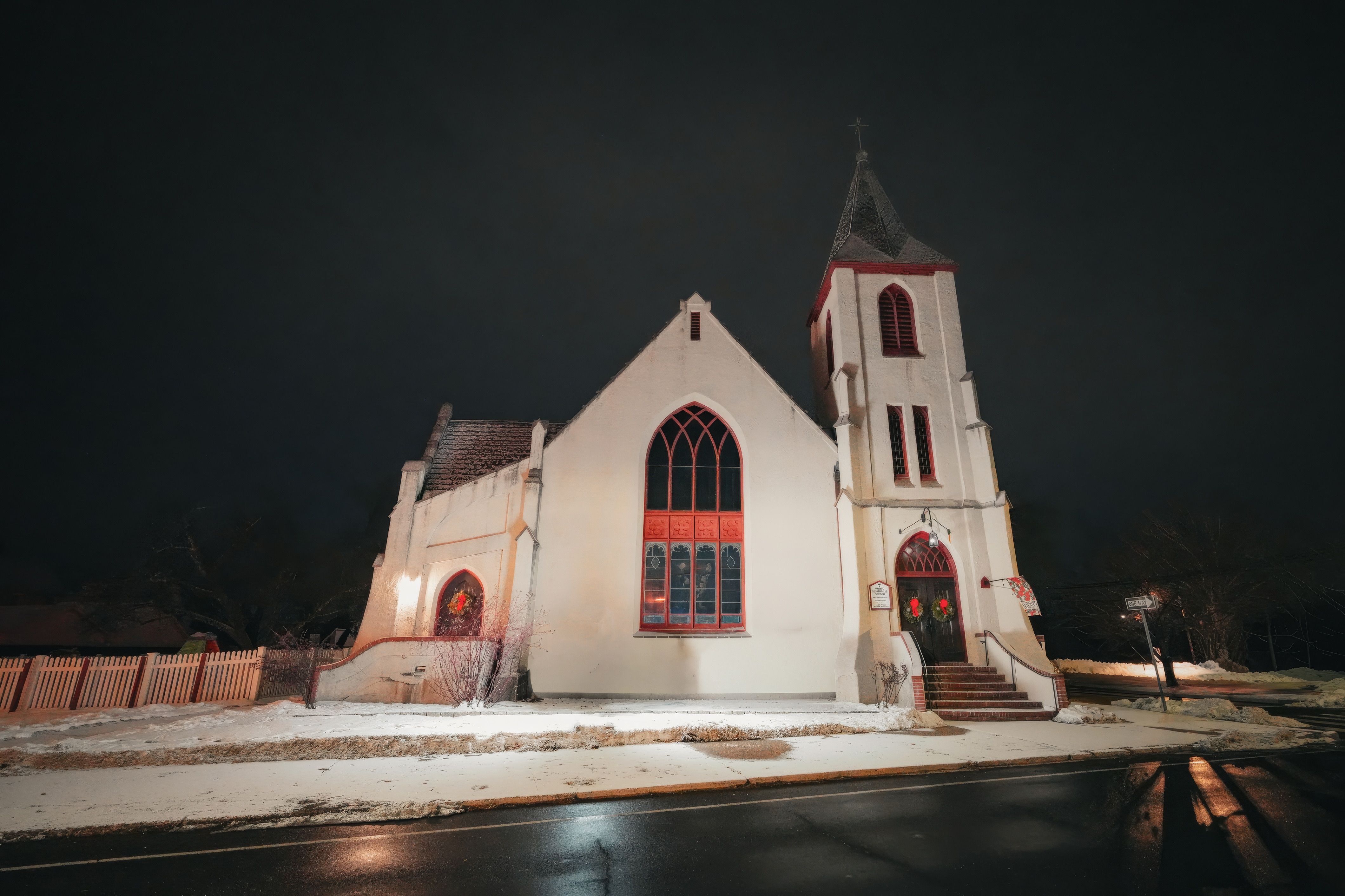 Biserică ortodoxă acoperită de zăpadă în noaptea de iarnă - atmosferă de Bobotează